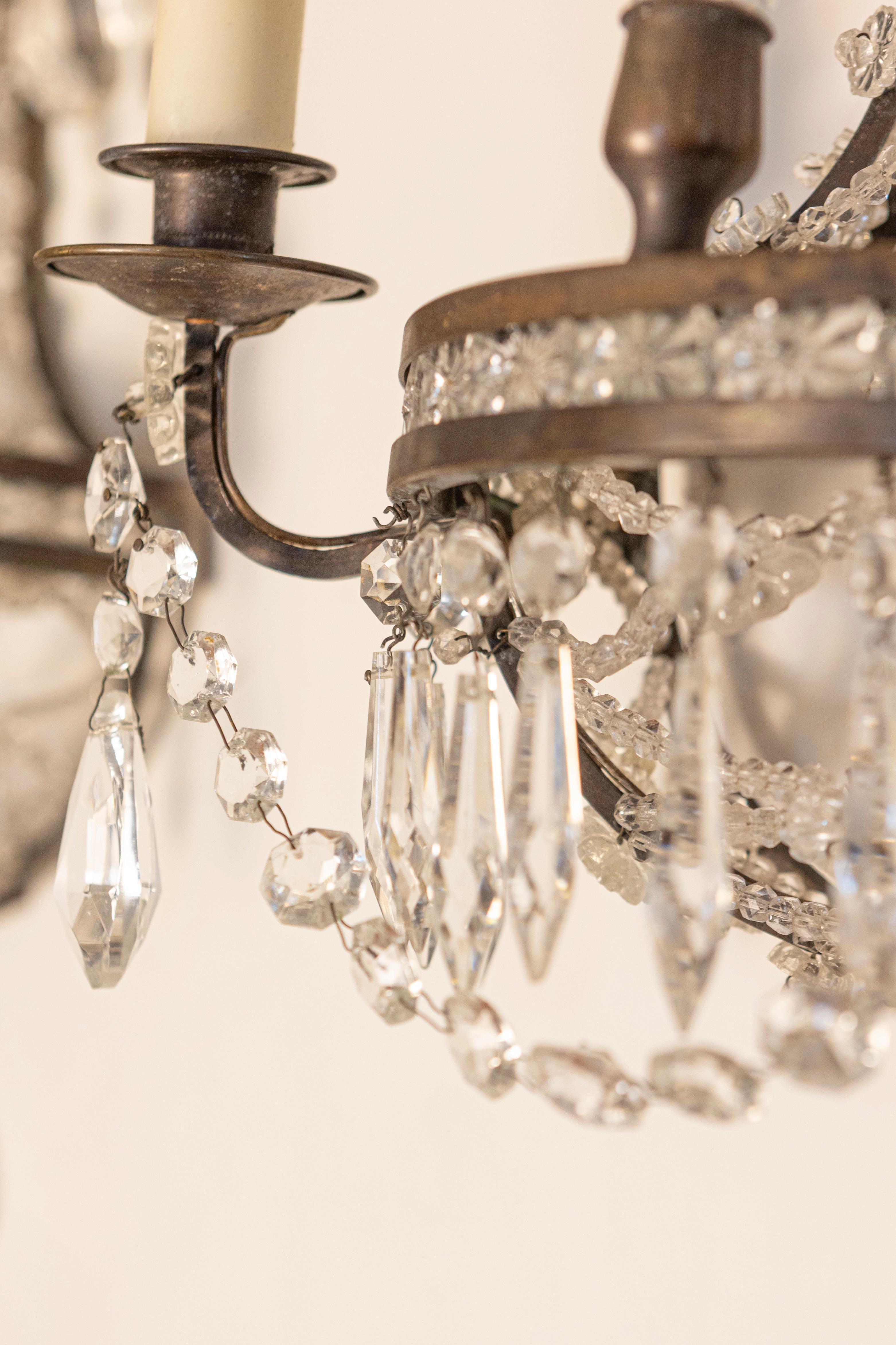 Français Paire d'appliques à deux lumières en cristal de style Directoire français avec motifs de rosettes en vente