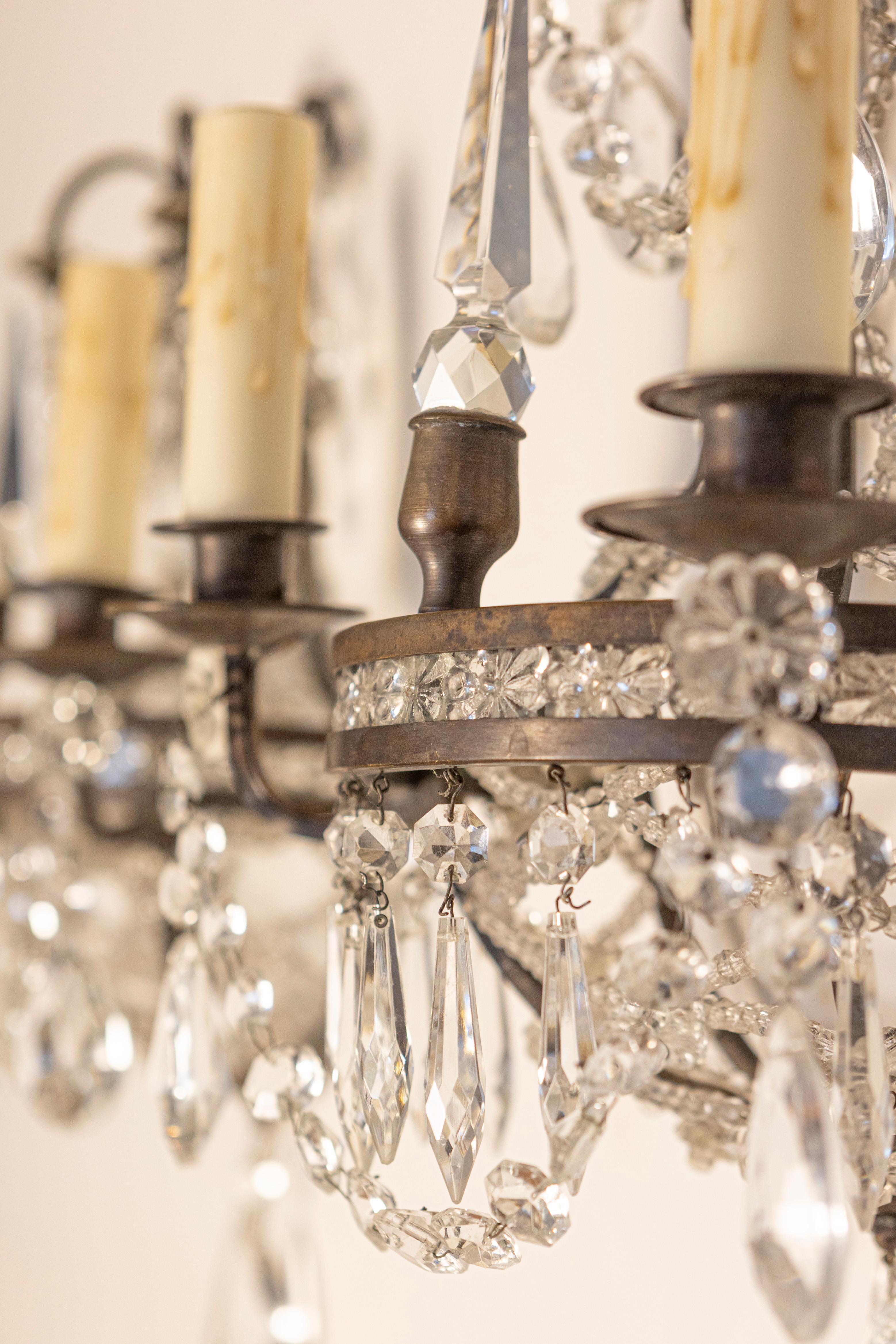 Paire d'appliques à deux lumières en cristal de style Directoire français avec motifs de rosettes Bon état - En vente à Atlanta, GA