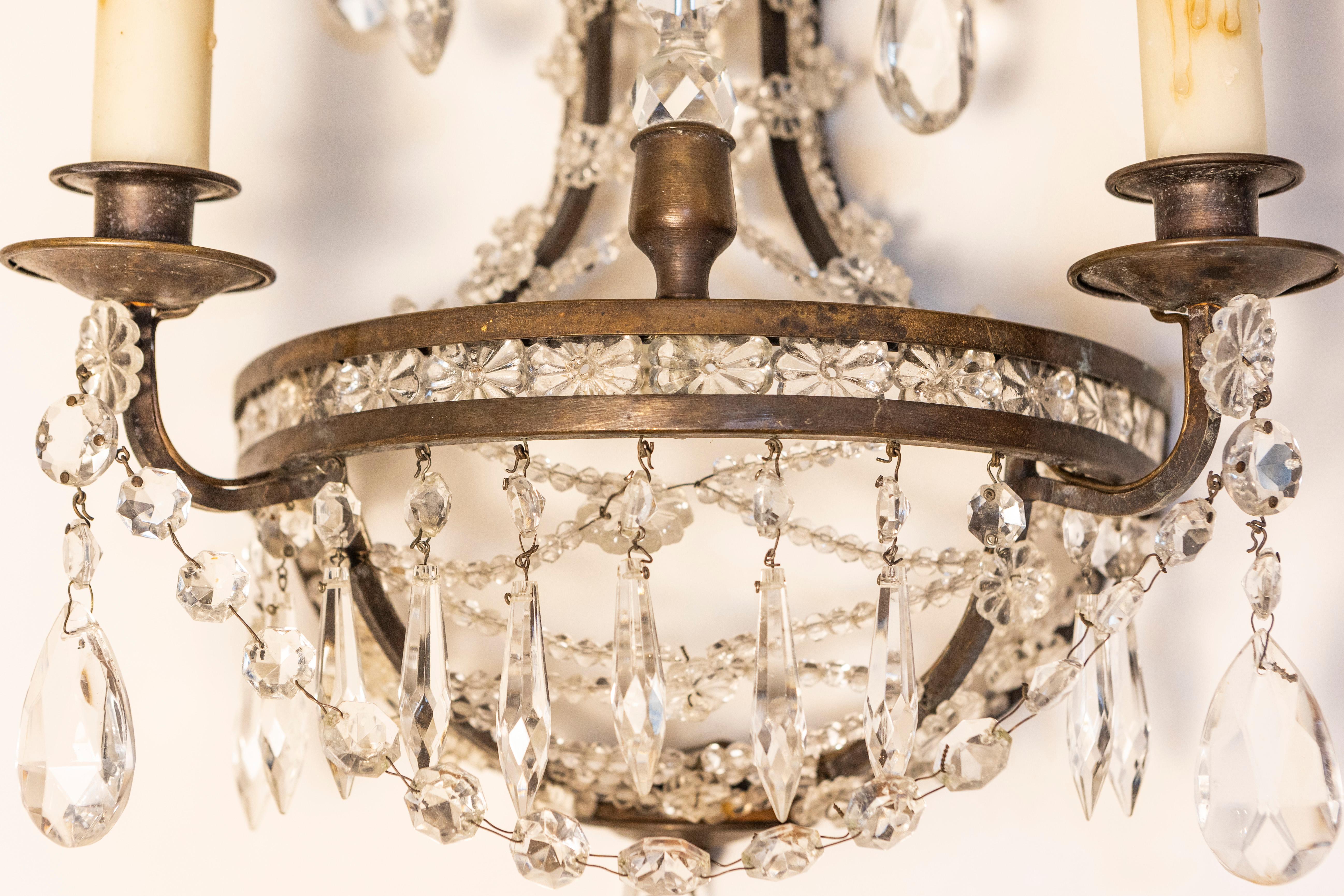 20ième siècle Paire d'appliques à deux lumières en cristal de style Directoire français avec motifs de rosettes en vente