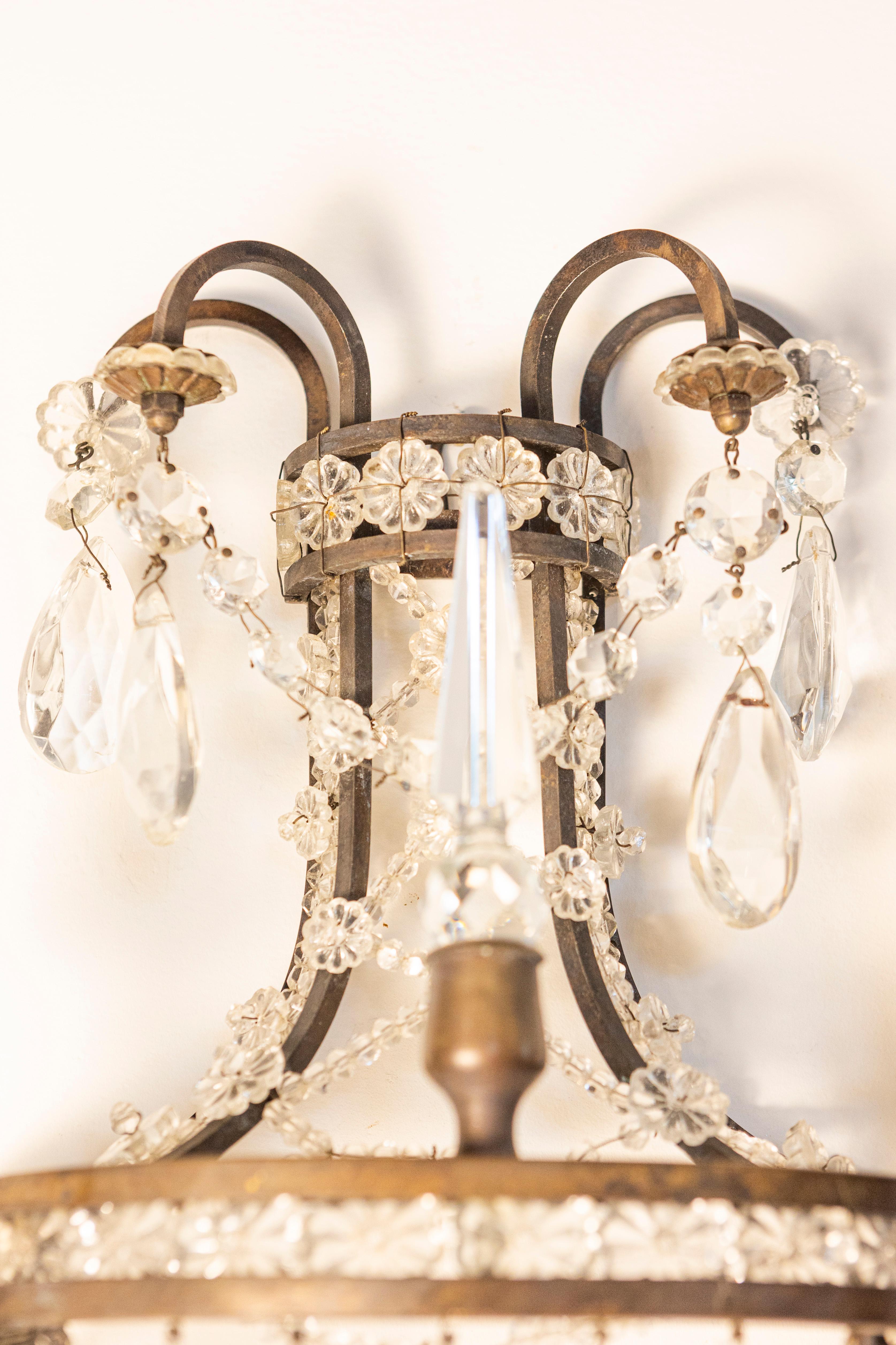 Bronze Paire d'appliques à deux lumières en cristal de style Directoire français avec motifs de rosettes en vente