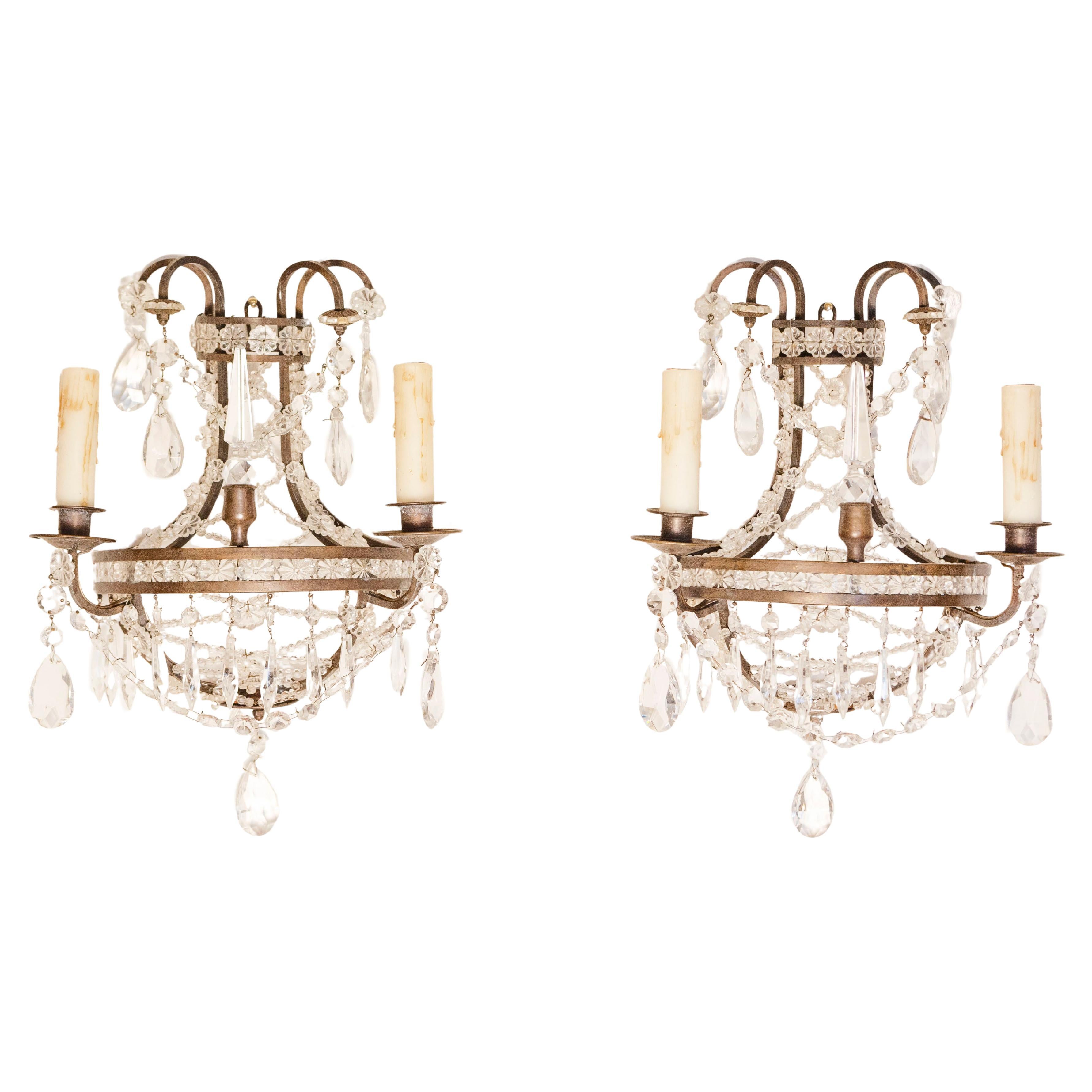 Paire d'appliques à deux lumières en cristal de style Directoire français avec motifs de rosettes en vente