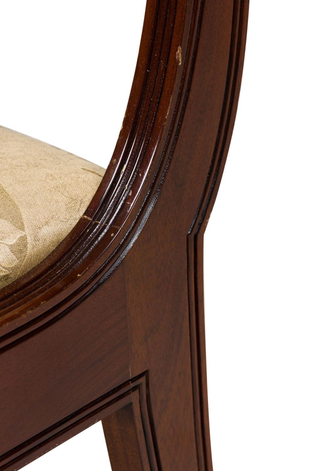 Paar französische Mahagoni-Beistellstühle im Directoire-Stil im Angebot 2