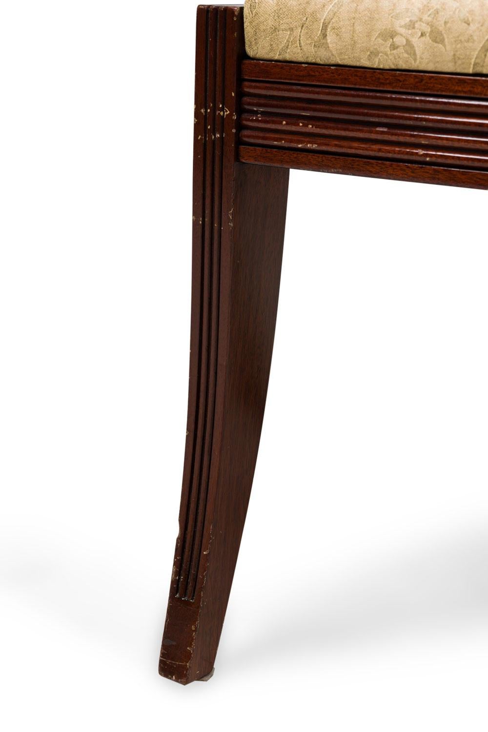 Paar französische Mahagoni-Beistellstühle im Directoire-Stil im Angebot 5