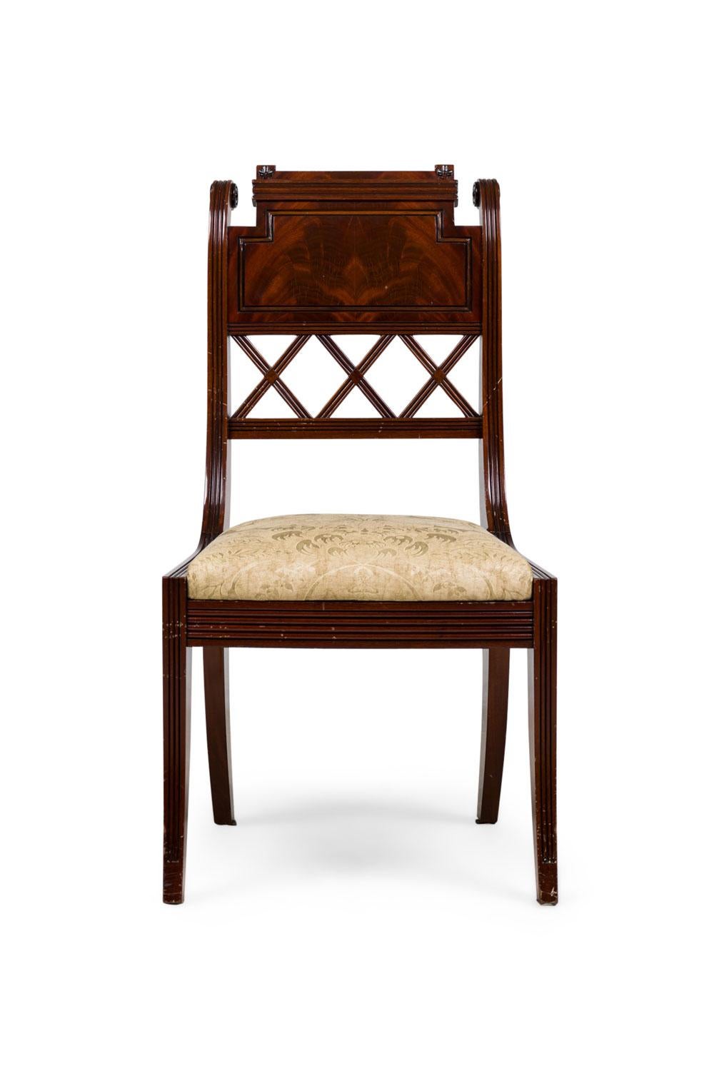 PAAR französischer Beistell-/Esszimmerstühle im Directoire-Stil (20. Jahrhundert) aus geschnitztem Mahagoni mit offener Rautenlehne und einem gepolsterten Sitz aus Golddamast, der mit 4 Säbelbeinen endet (PREIS PRO Pärchen)