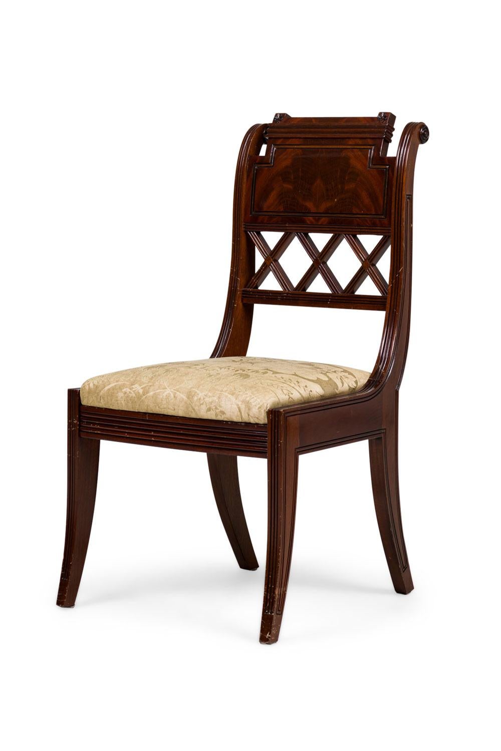 Paar französische Mahagoni-Beistellstühle im Directoire-Stil (Französisch) im Angebot