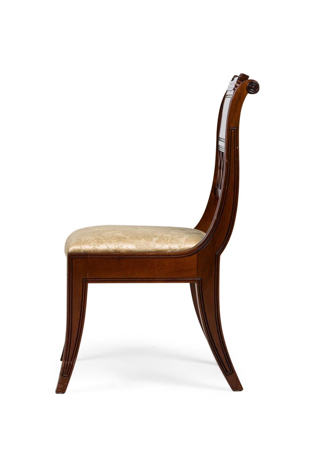 Paar französische Mahagoni-Beistellstühle im Directoire-Stil (Geschnitzt) im Angebot