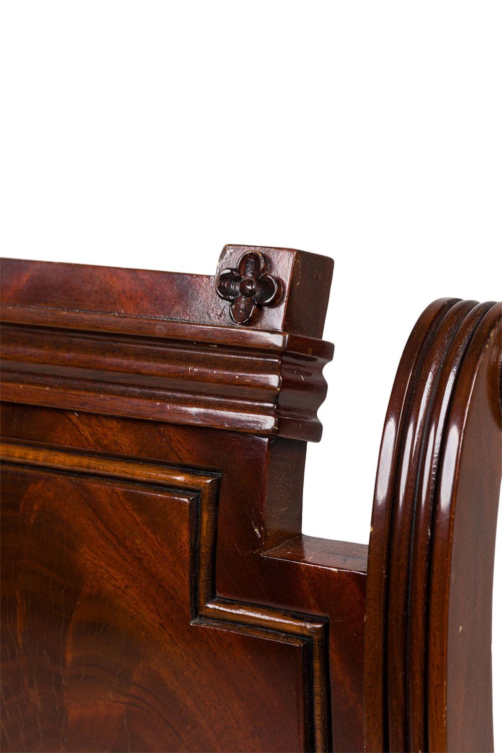 Paar französische Mahagoni-Beistellstühle im Directoire-Stil (Damast) im Angebot