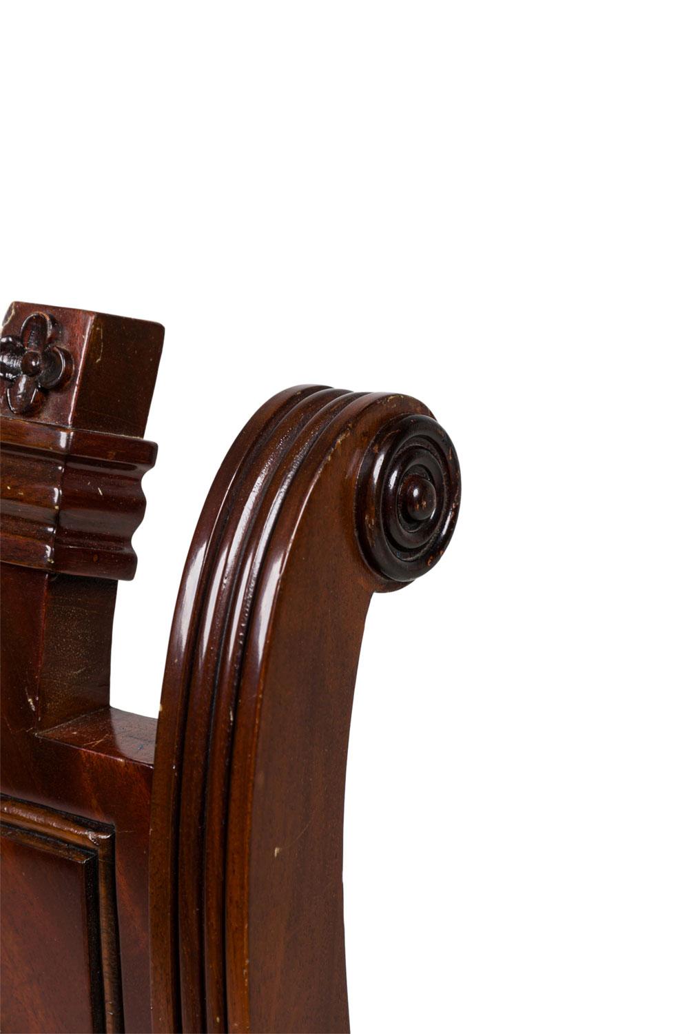 Paar französische Mahagoni-Beistellstühle im Directoire-Stil im Angebot 1