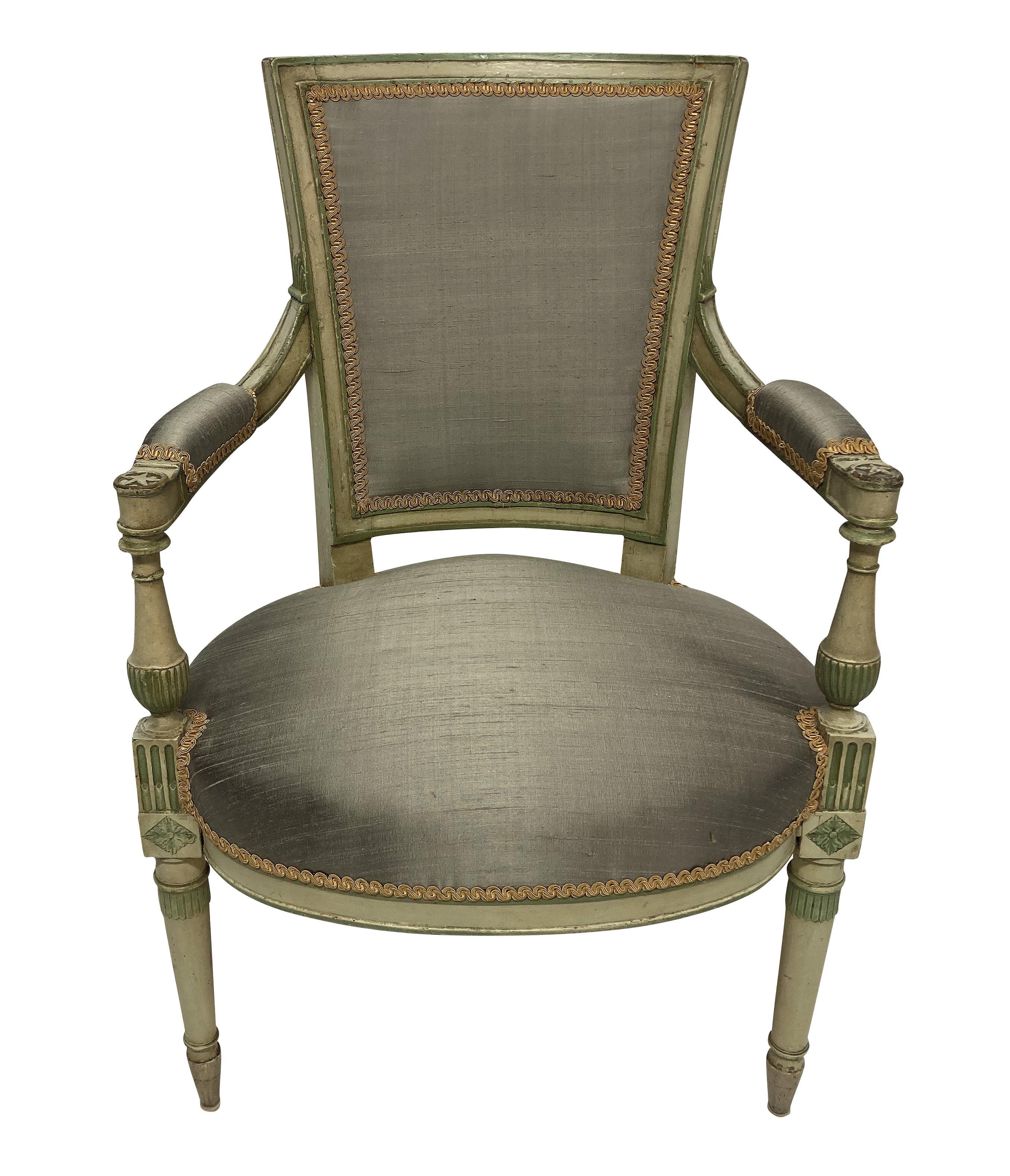 Zwei bemalte Sessel im französischen Directoire-Stil, neu gepolstert mit steinfarbener, strukturierter Seide mit goldener Schnörkelpaspel.