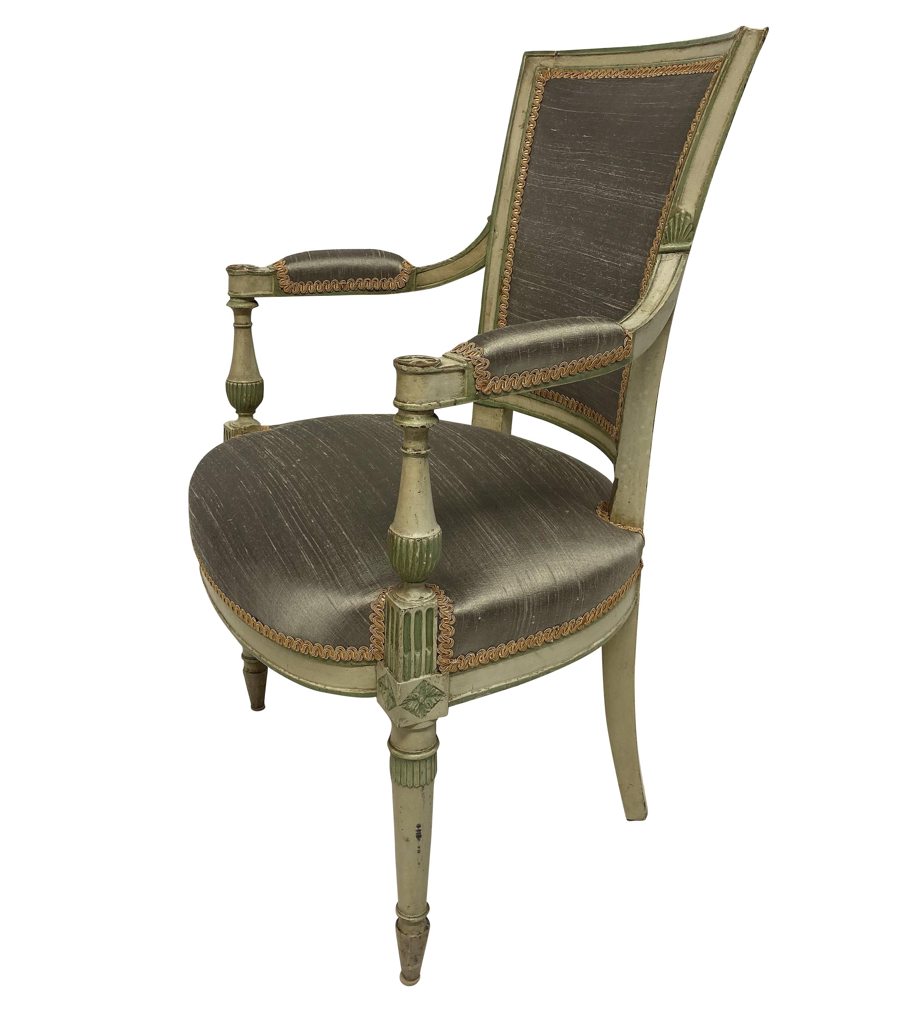 Paar französische bemalte Sessel im Directoire-Stil (Mitte des 20. Jahrhunderts) im Angebot