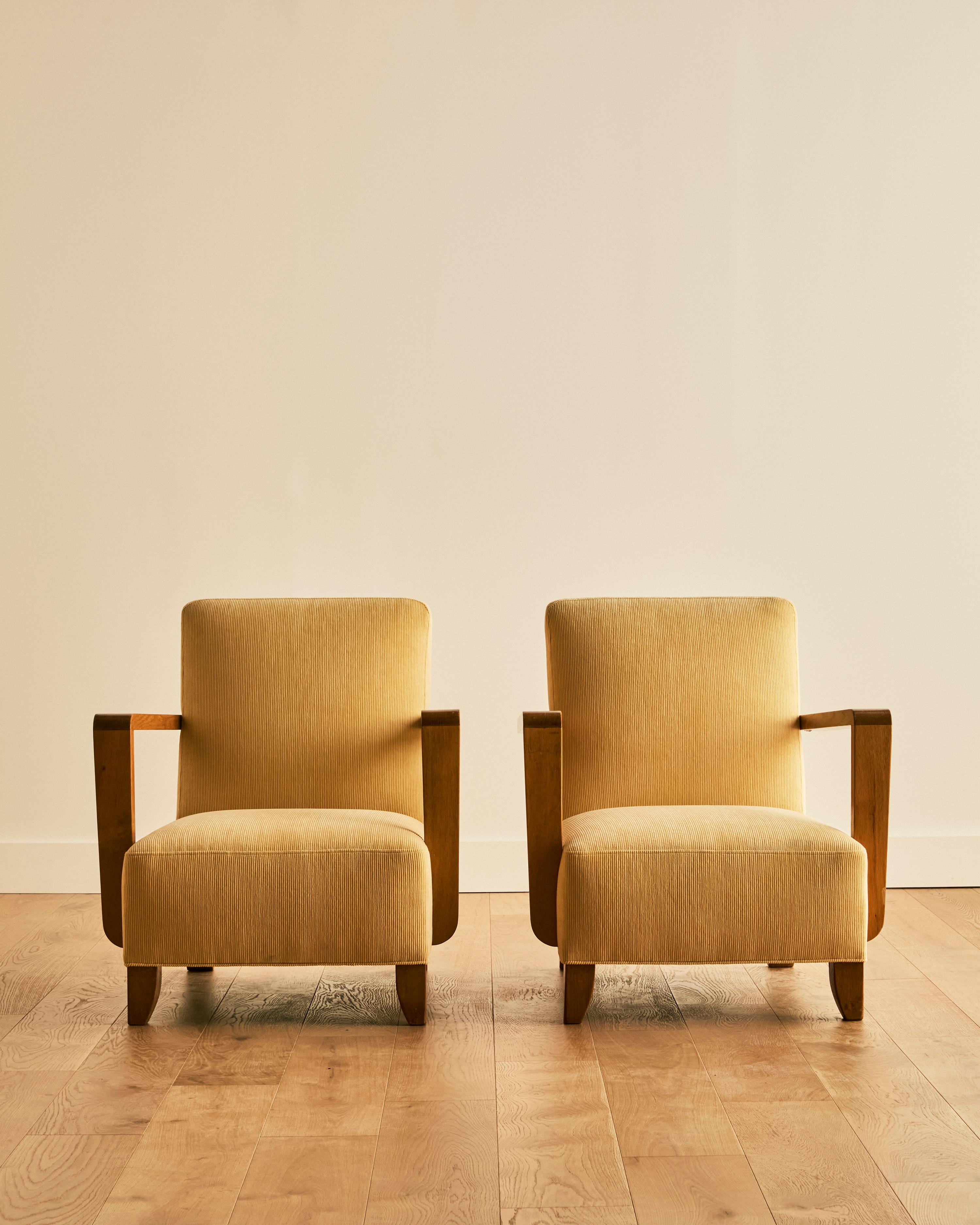 Français Paire de fauteuils club français à accoudoirs ouverts Dominique c. 1940's en vente