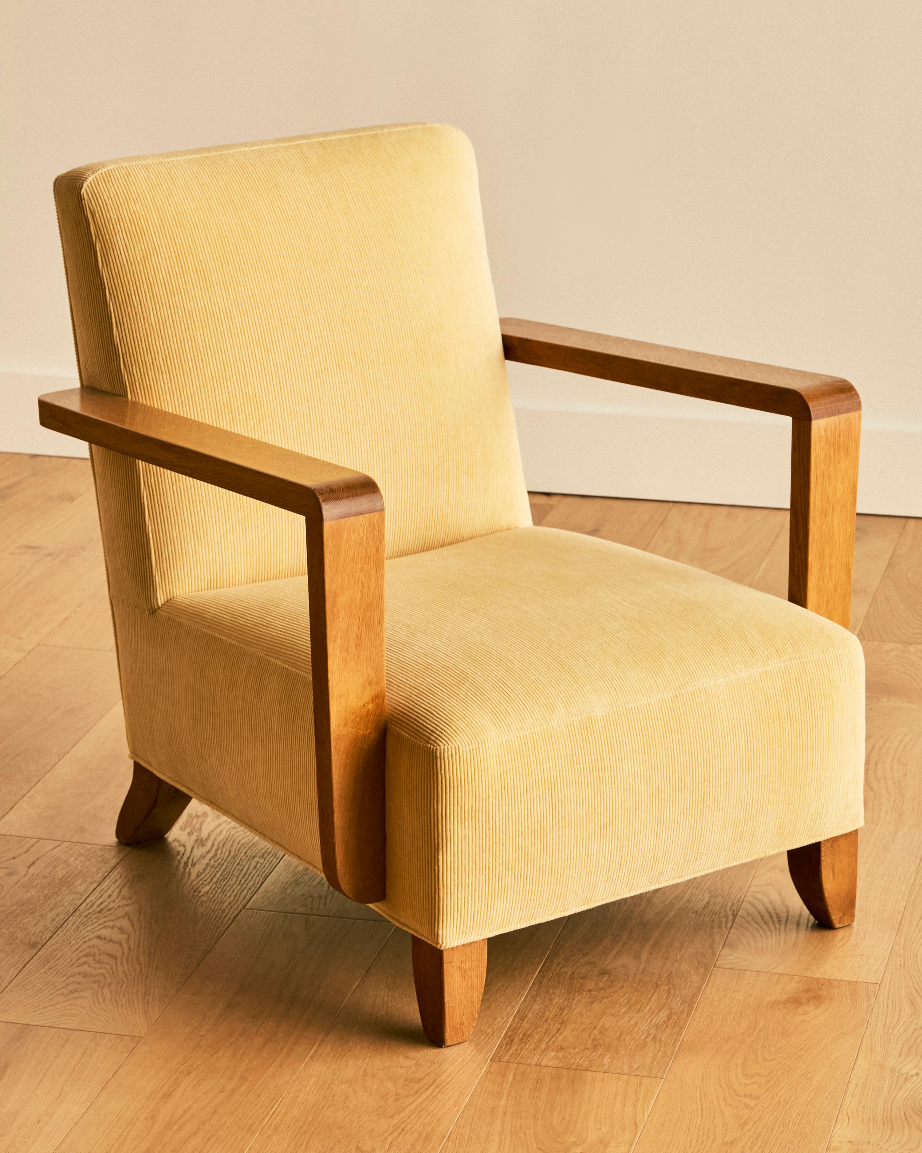 Milieu du XXe siècle Paire de fauteuils club français à accoudoirs ouverts Dominique c. 1940's en vente