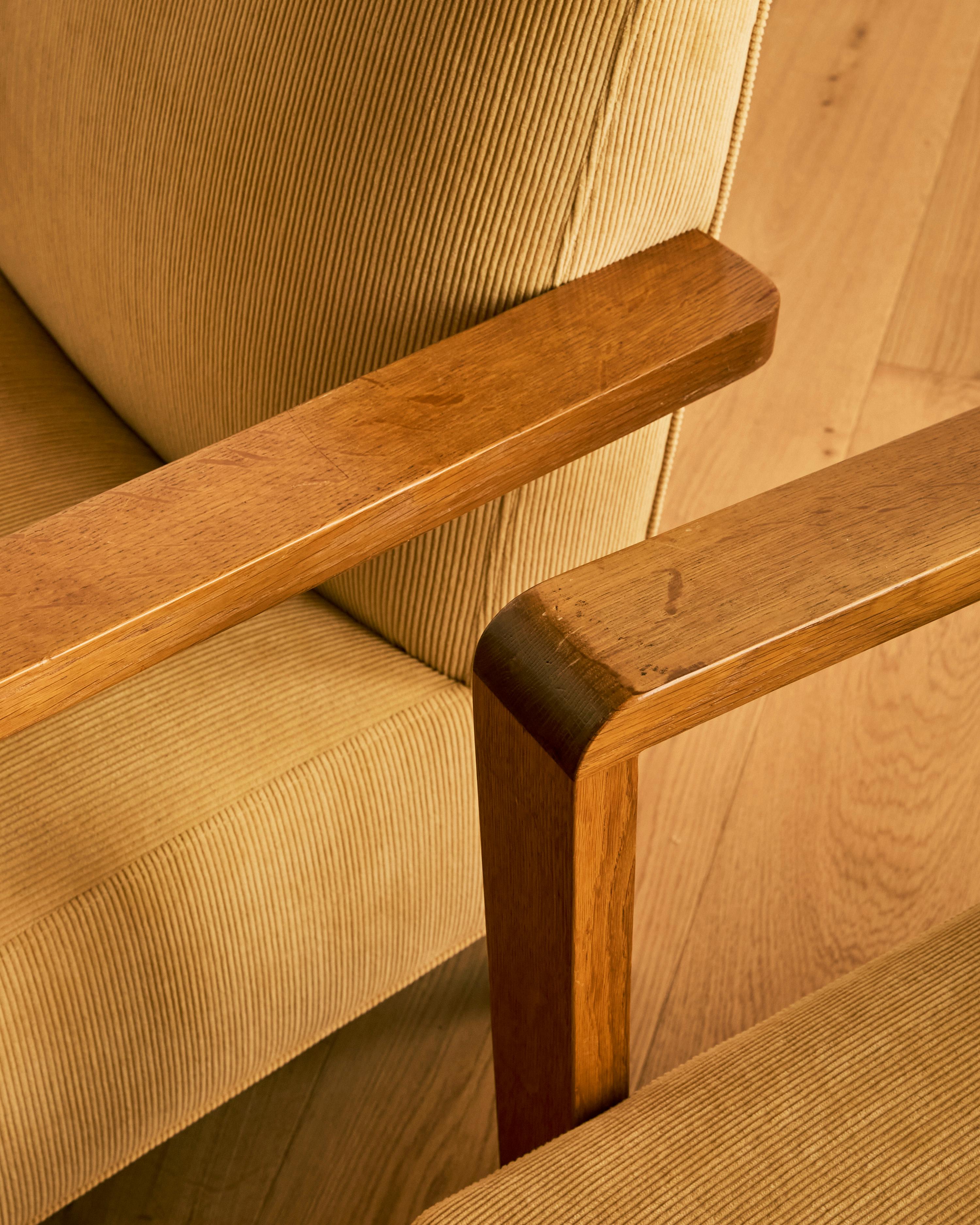 Coton Paire de fauteuils club français à accoudoirs ouverts Dominique c. 1940's en vente