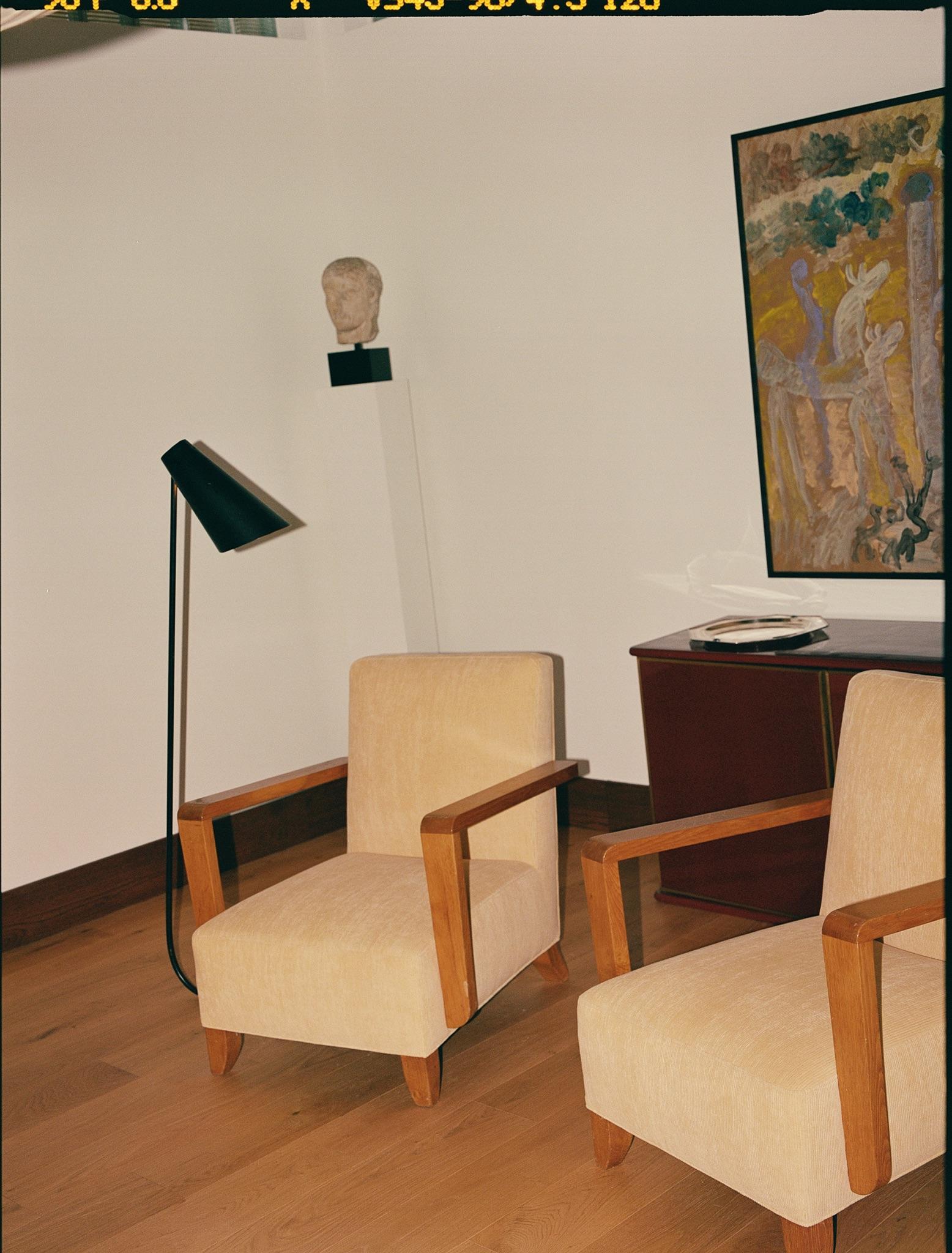 Paire de fauteuils club français à accoudoirs ouverts Dominique c. 1940's en vente 3