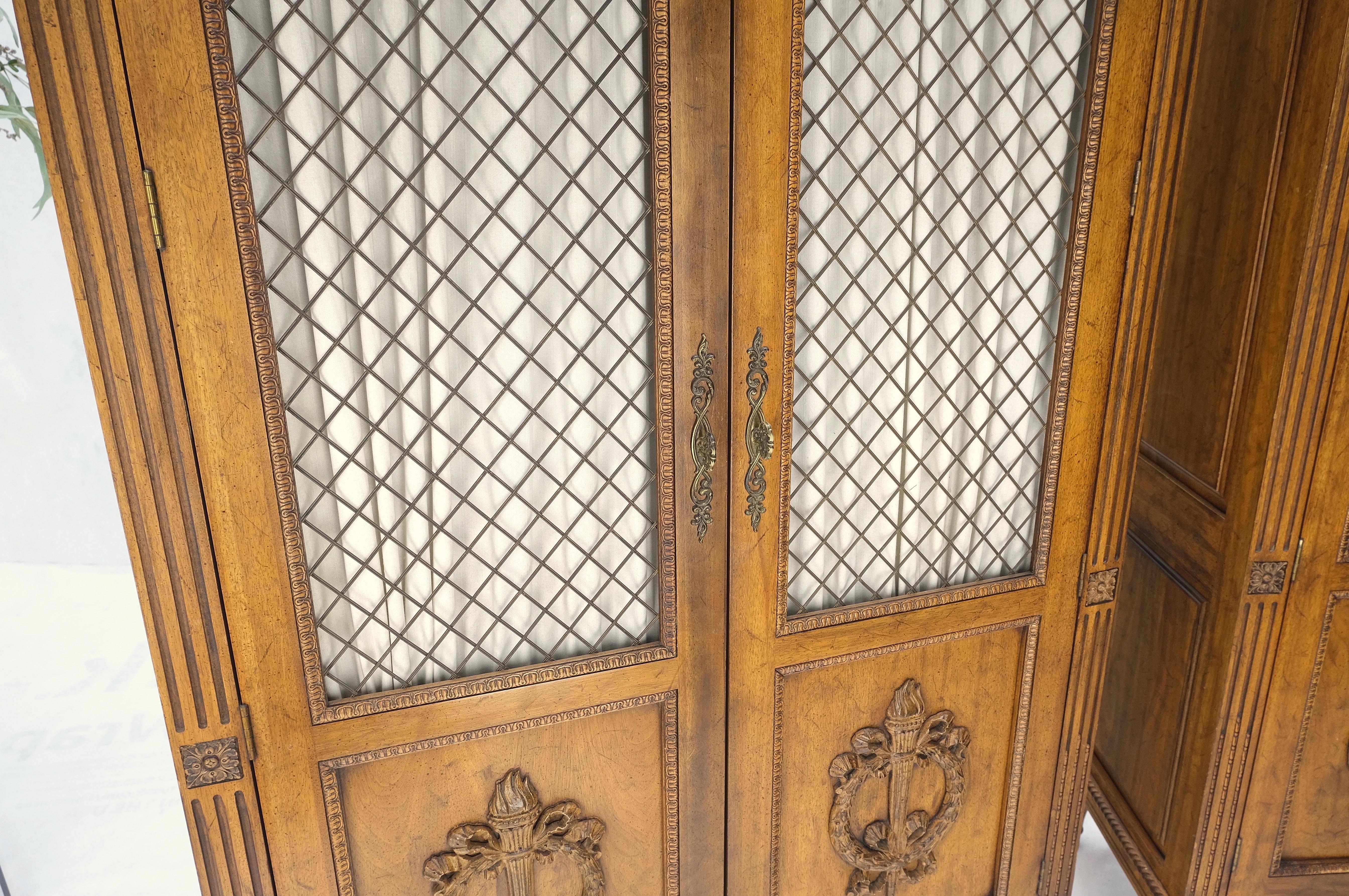 Paar französische Kommoden aus doppeltem Messing mit geschnitzten Türen und Gitterschnitzereien, MINT! im Zustand „Gut“ im Angebot in Rockaway, NJ