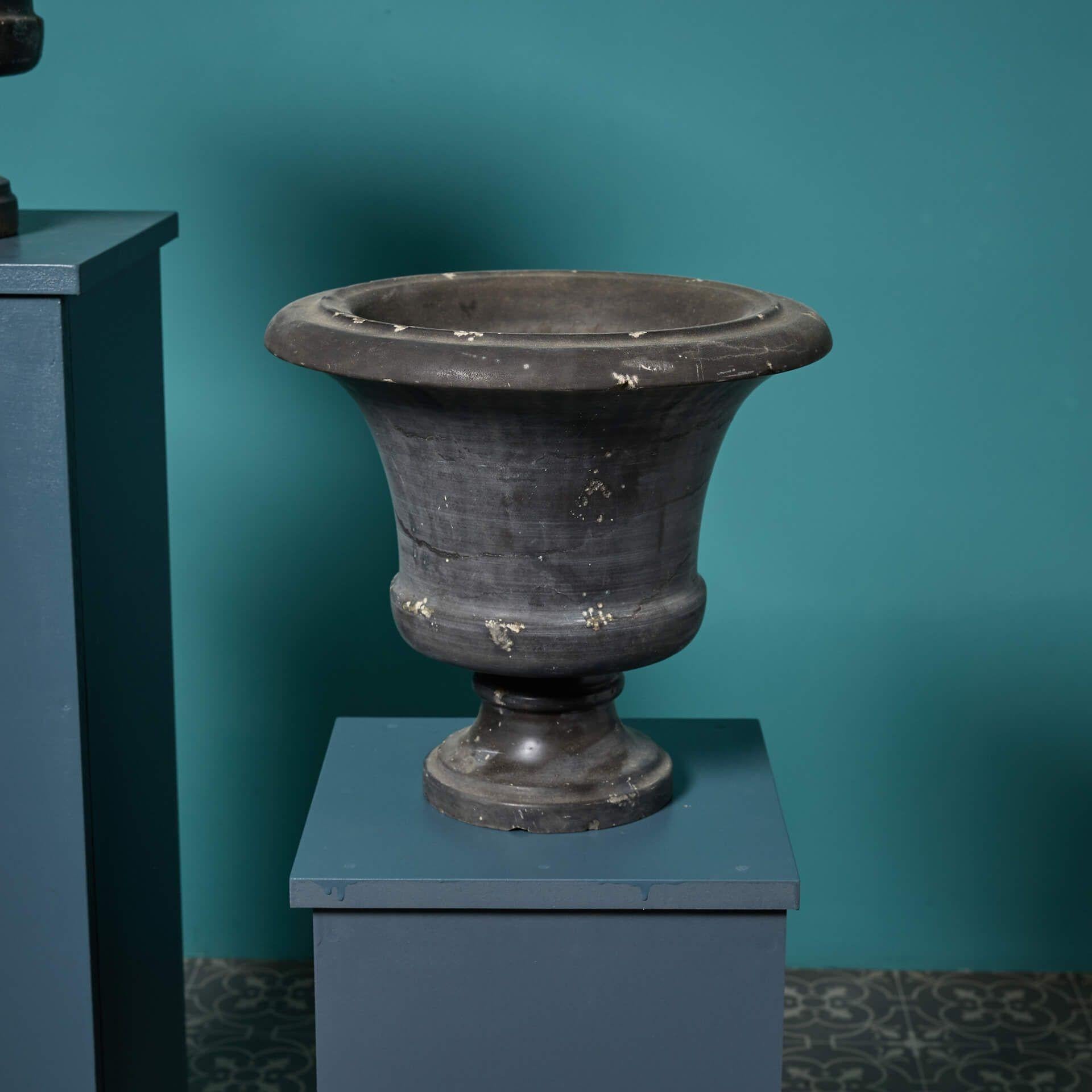 Victorien Paire d'urnes françaises en marbre gris colombe en vente