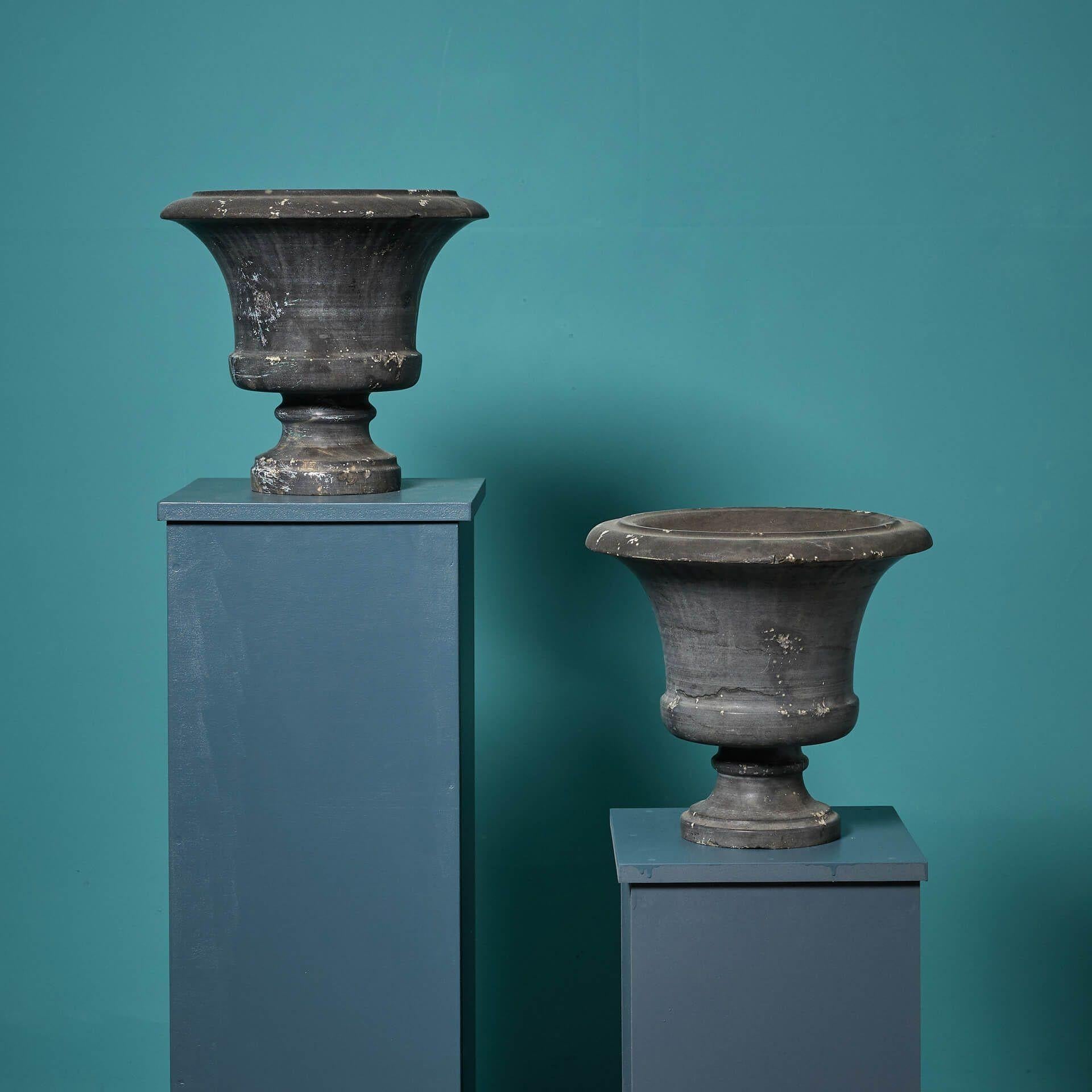 XIXe siècle Paire d'urnes françaises en marbre gris colombe en vente