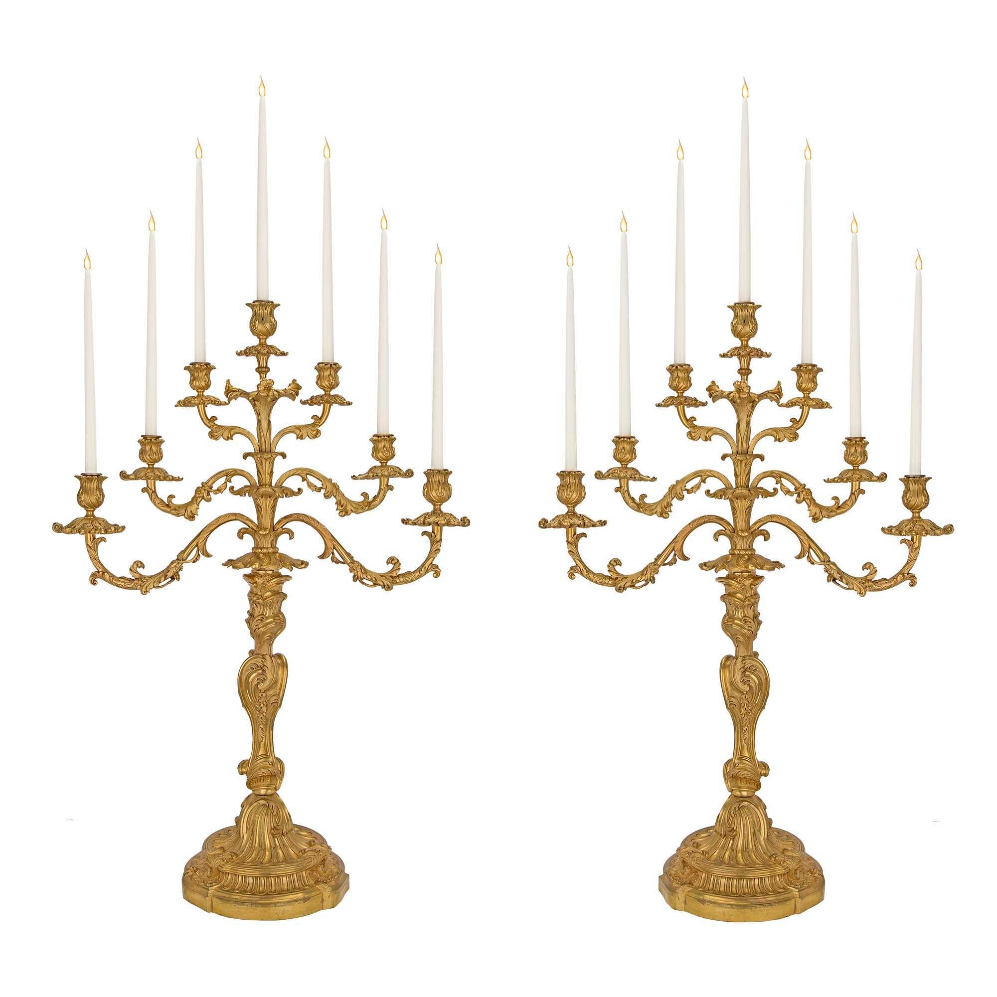 Paire de candélabres en bronze doré du début du XVIIIe siècle de la période de la Rgence française