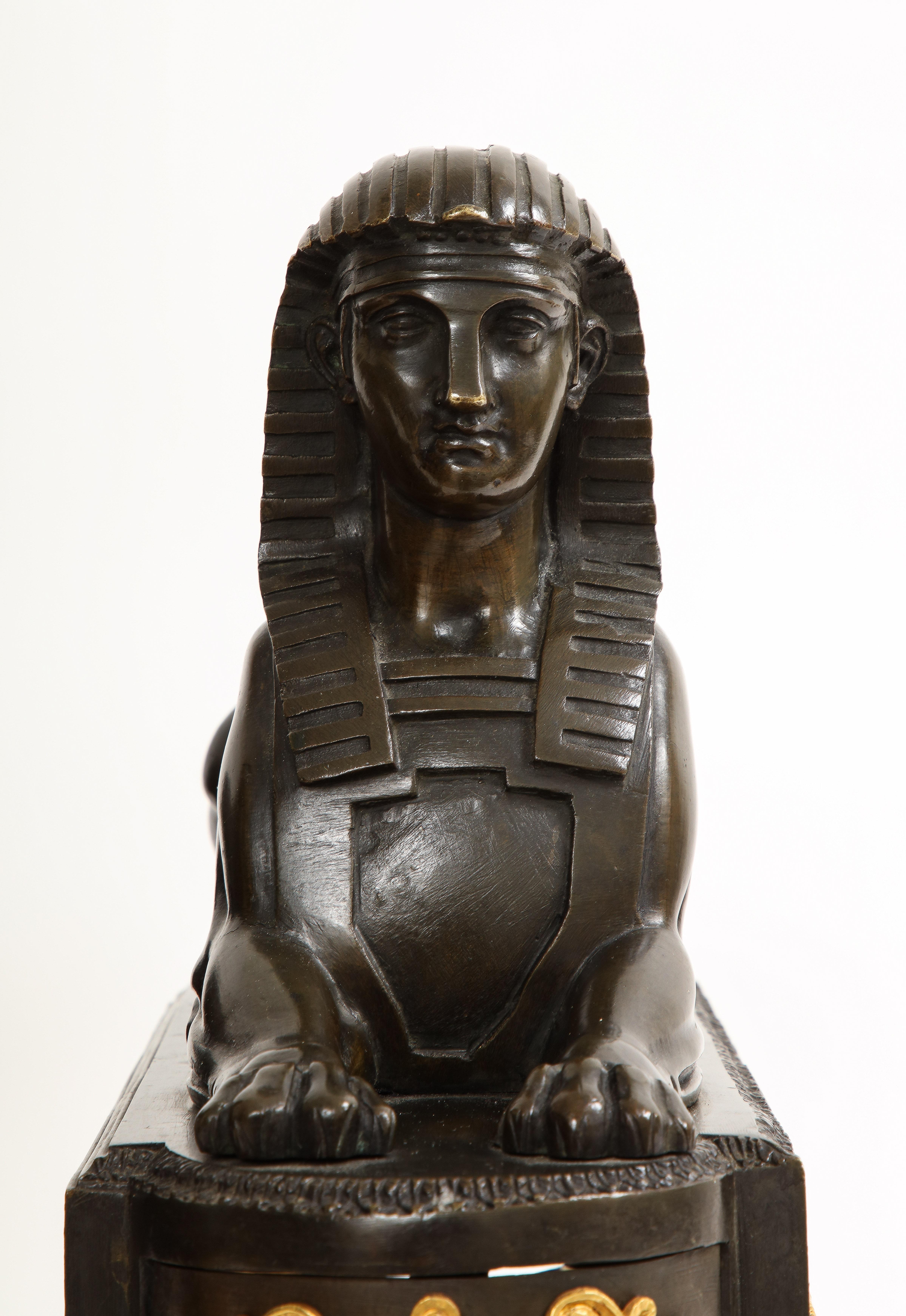 Paire de chenets néo-égyptiens en bronze patiné et doré du début du 19e siècle en vente 7