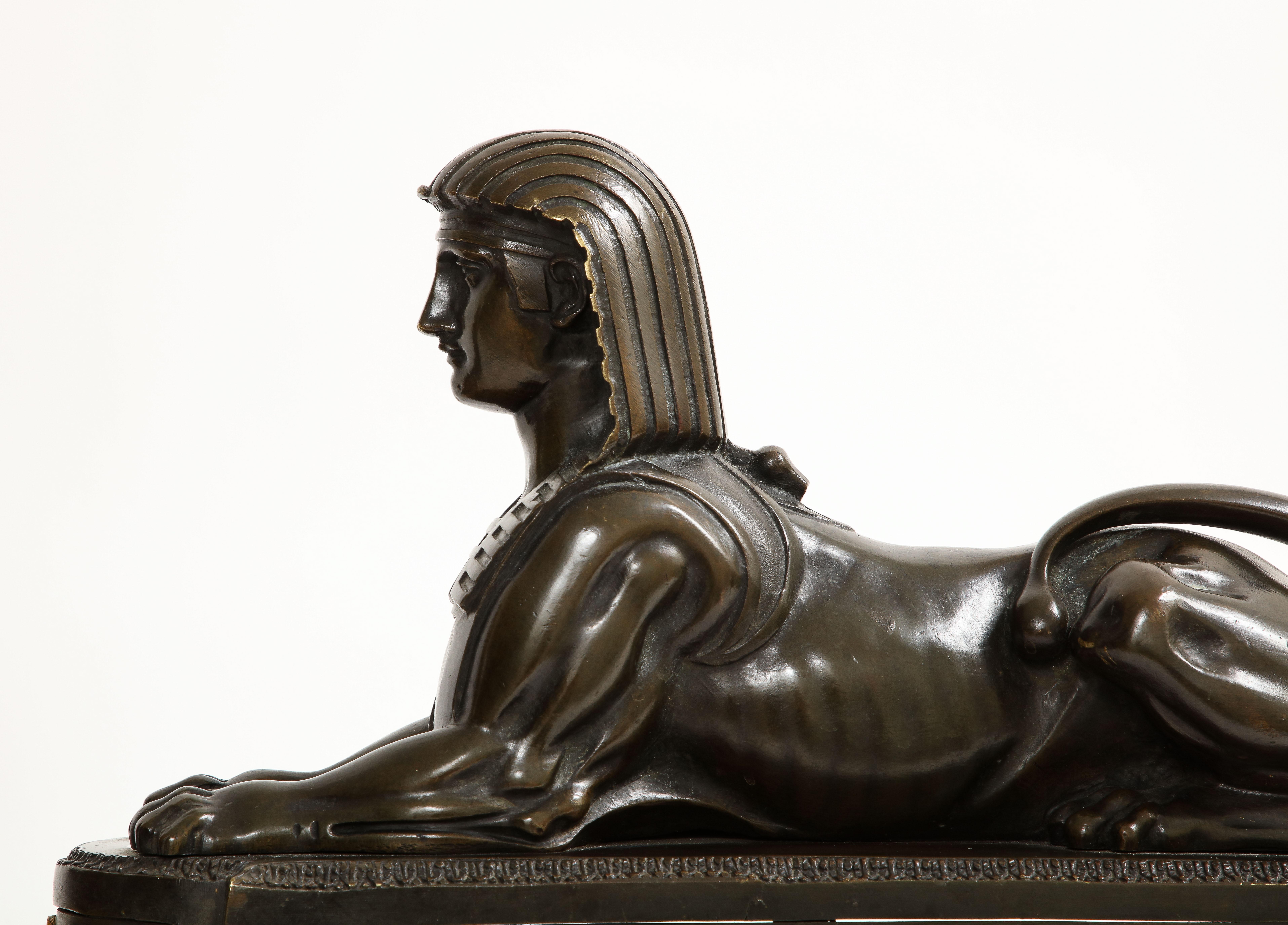 Paire de chenets néo-égyptiens en bronze patiné et doré du début du 19e siècle en vente 8