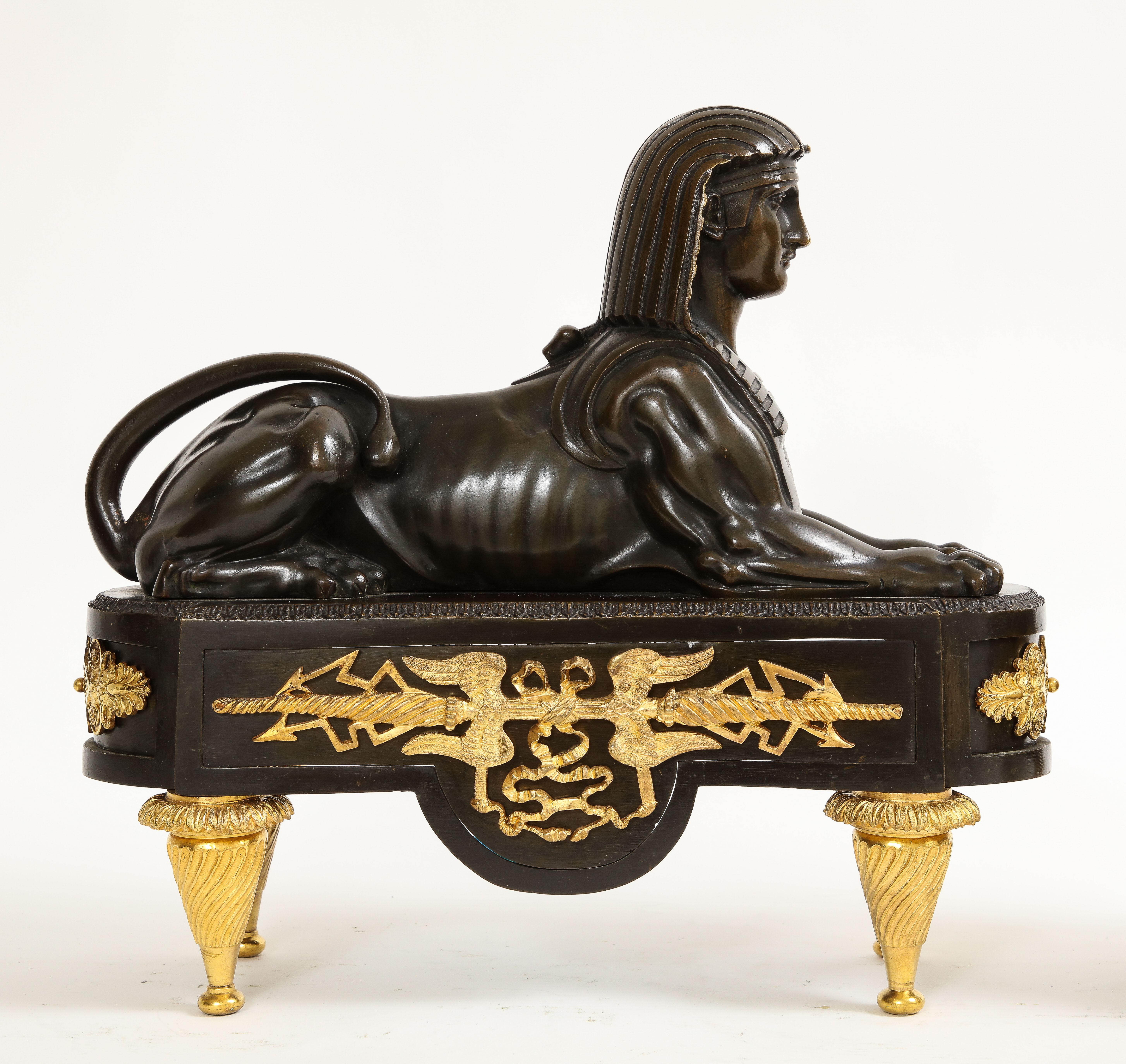 Coppia di chenet francesi del primo Ottocento patinati e in bronzo dorato di epoca egiziana In condizioni buone in vendita a New York, NY