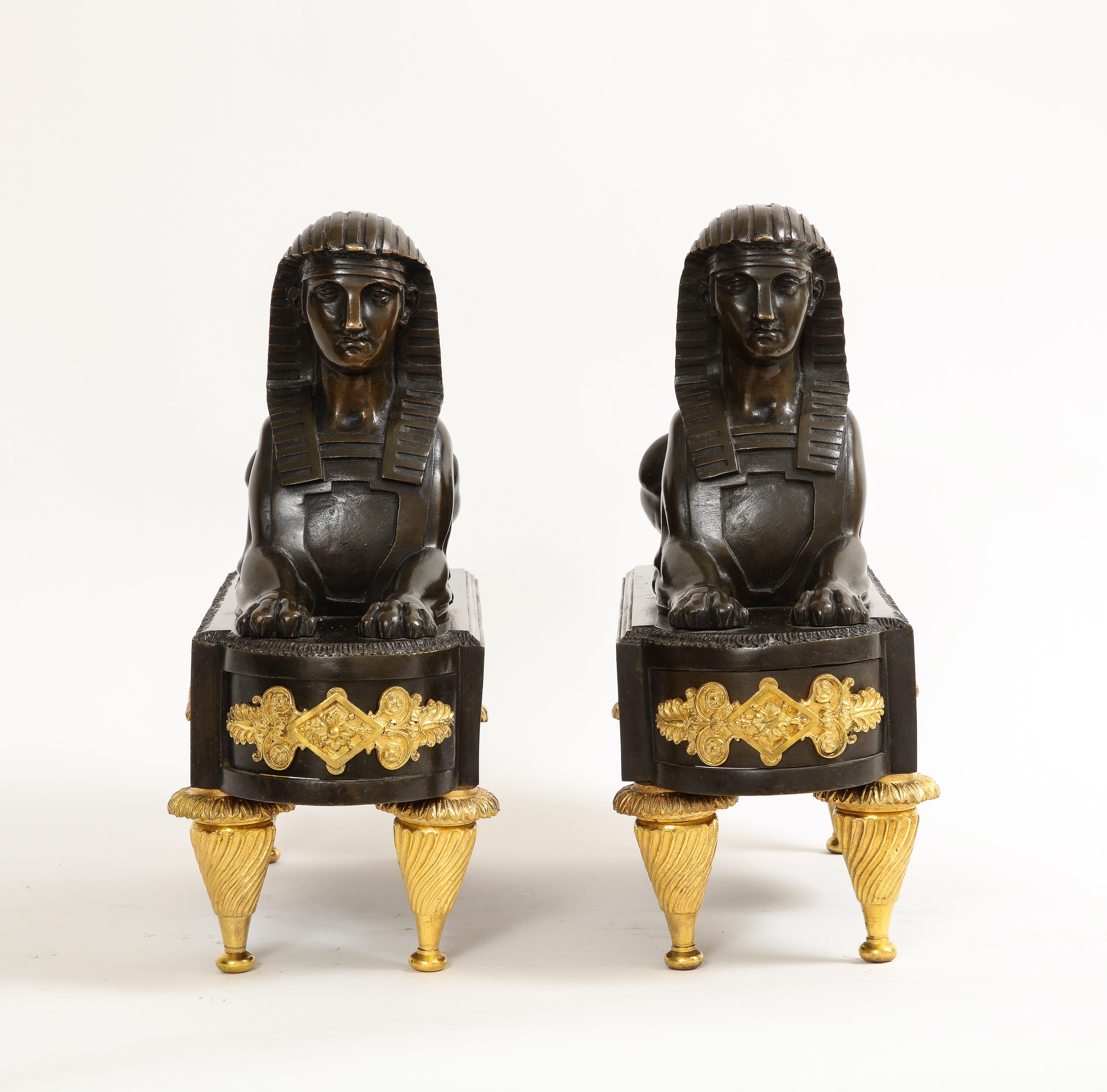 Bronzo Coppia di chenet francesi del primo Ottocento patinati e in bronzo dorato di epoca egiziana in vendita