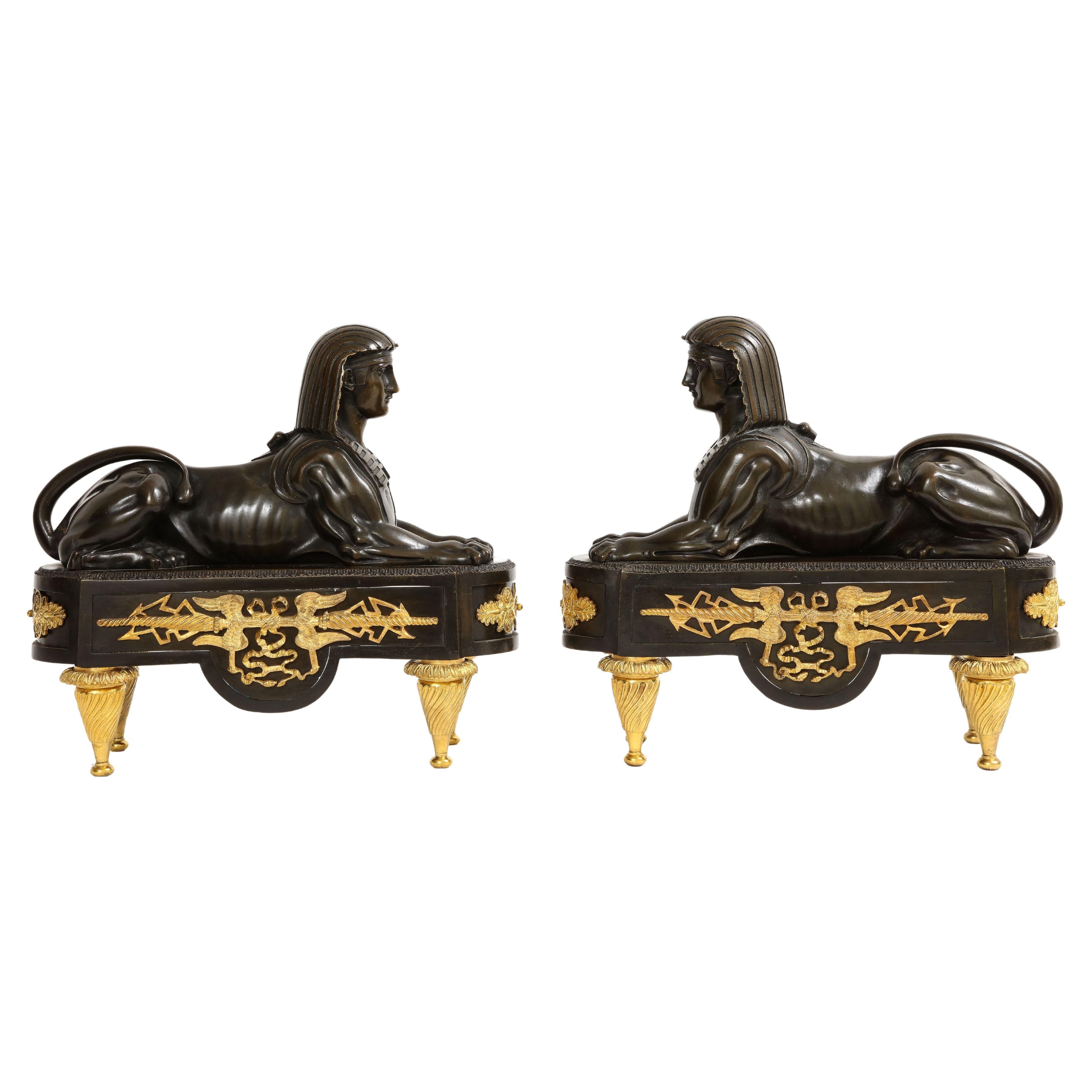 Paire de chenets néo-égyptiens en bronze patiné et doré du début du 19e siècle en vente