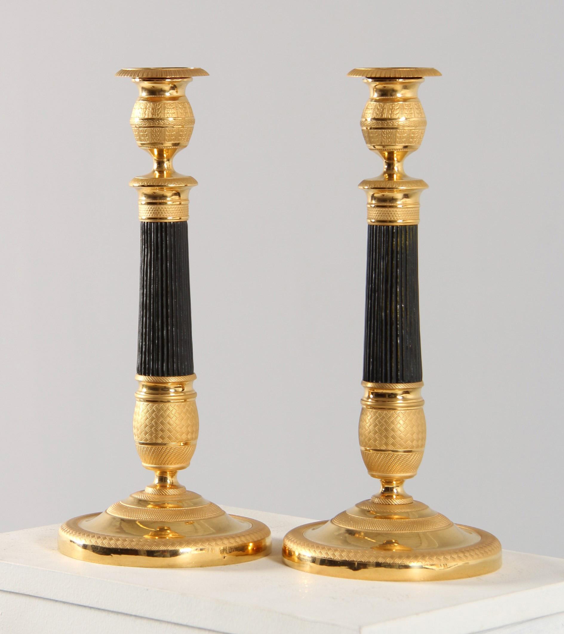 Due antichi candelabri dorati

Francia
Bronzo dorato
intorno al 1820

Dimensioni: Altezza: 27 cm, diametro: 12 cm

Descrizione:
Candelieri classici francesi dell'inizio del XIX secolo

Albero composto da diverse parti singole che poggiano su una