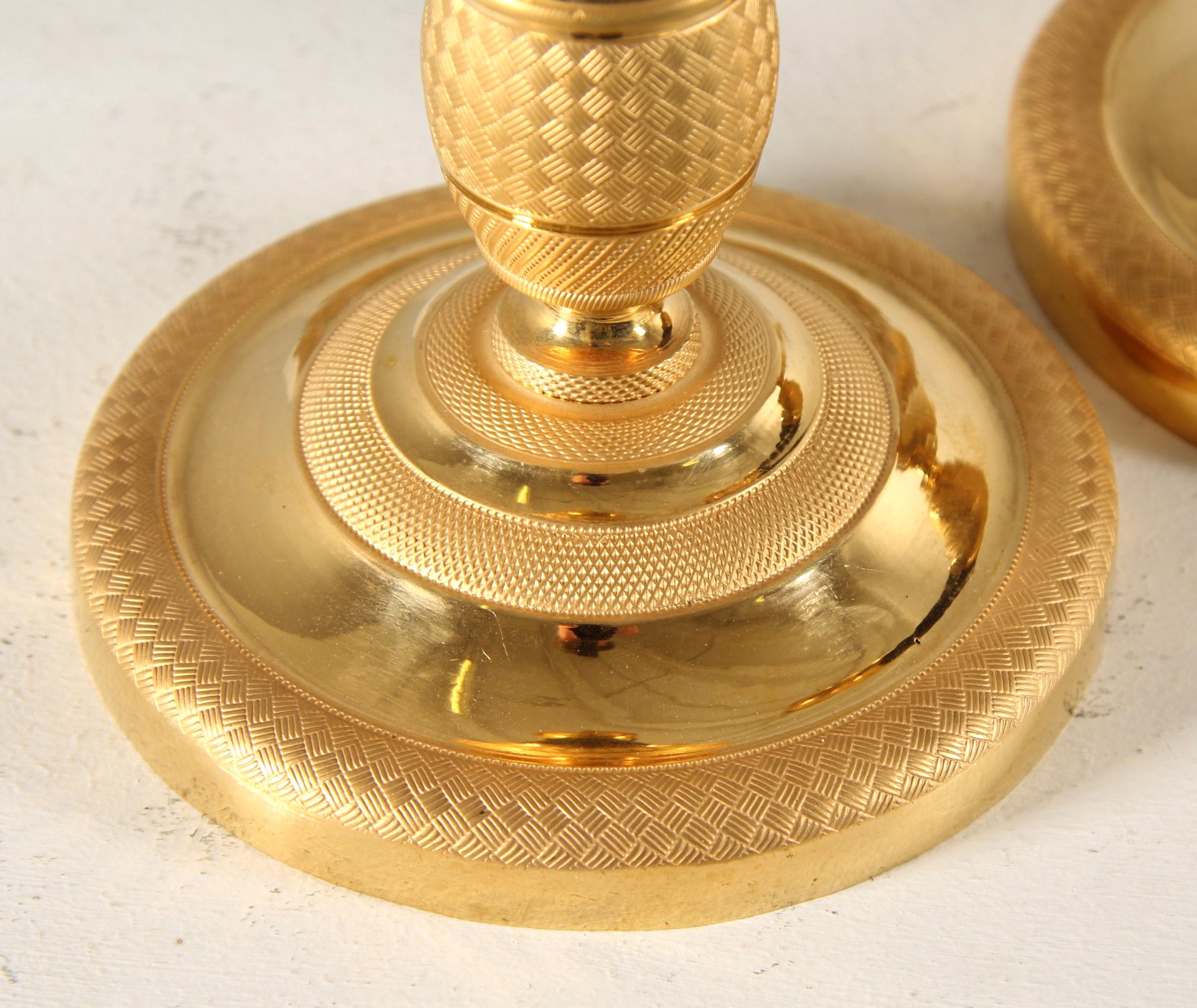 Restaurazione Coppia di candelieri francesi dell'inizio del XIX secolo, bronzo dorato, Epoque Empire in vendita