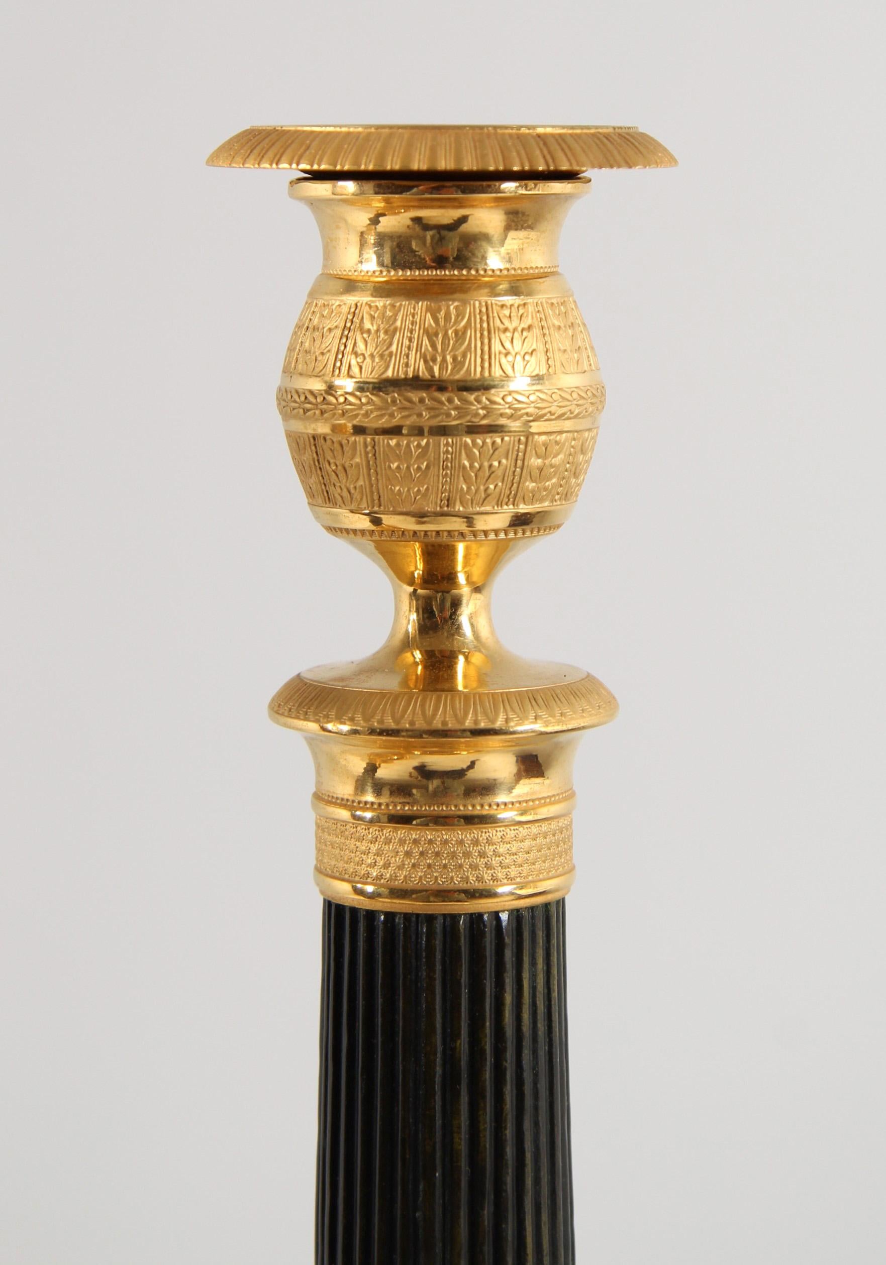 Francese Coppia di candelieri francesi dell'inizio del XIX secolo, bronzo dorato, Epoque Empire in vendita