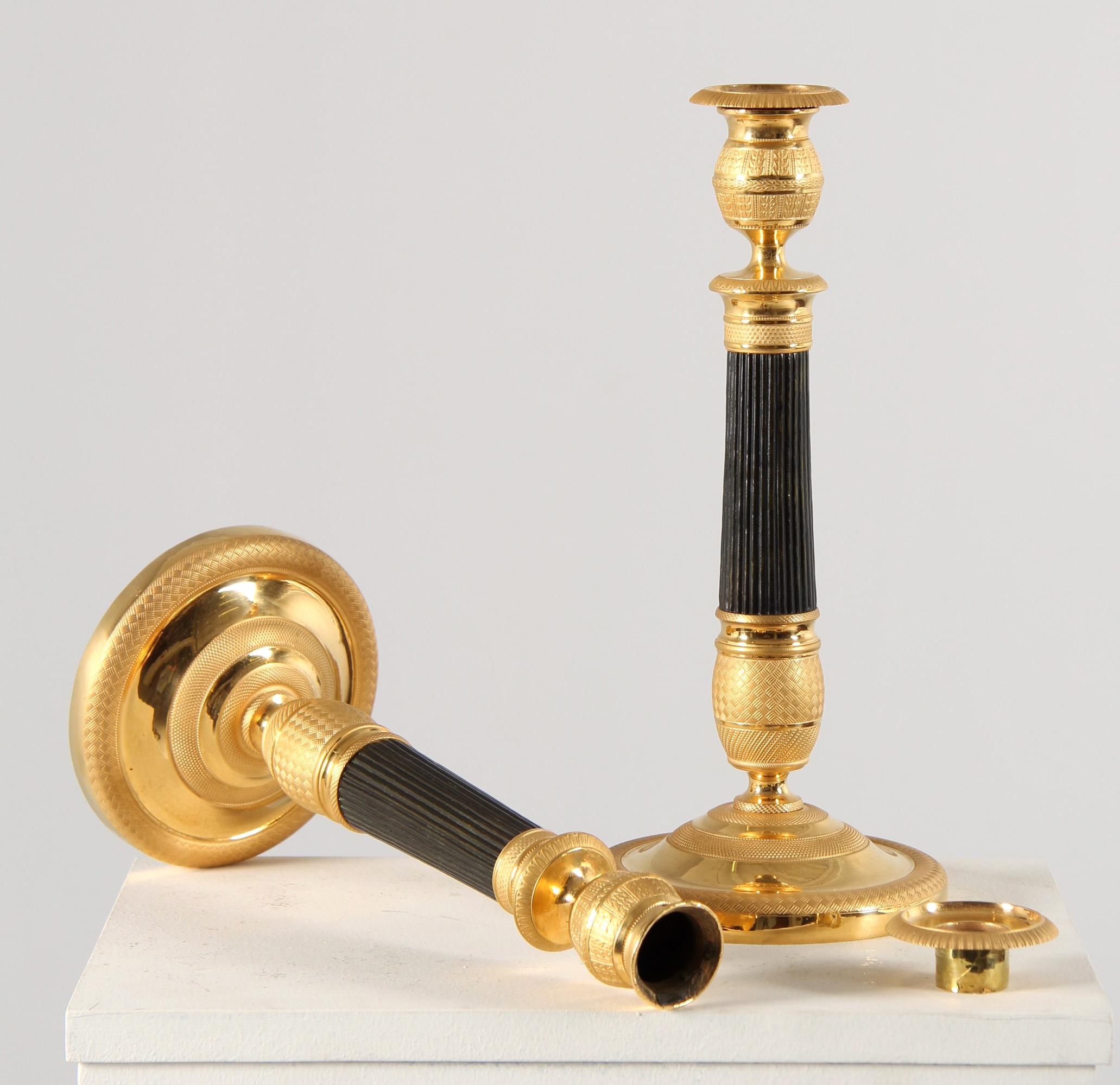 Dorato Coppia di candelieri francesi dell'inizio del XIX secolo, bronzo dorato, Epoque Empire in vendita