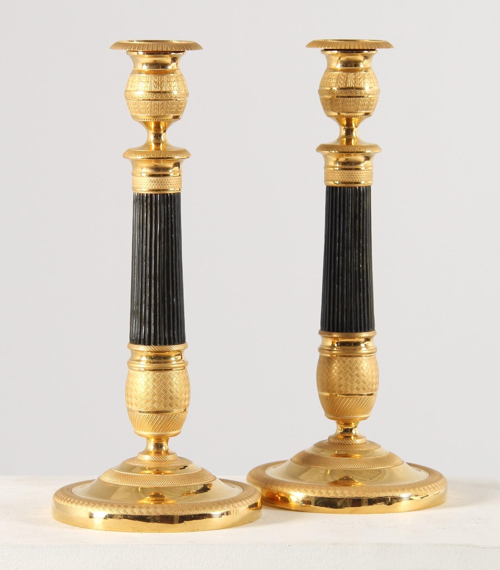 Coppia di candelieri francesi dell'inizio del XIX secolo, bronzo dorato, Epoque Empire In condizioni ottime in vendita a Greven, DE