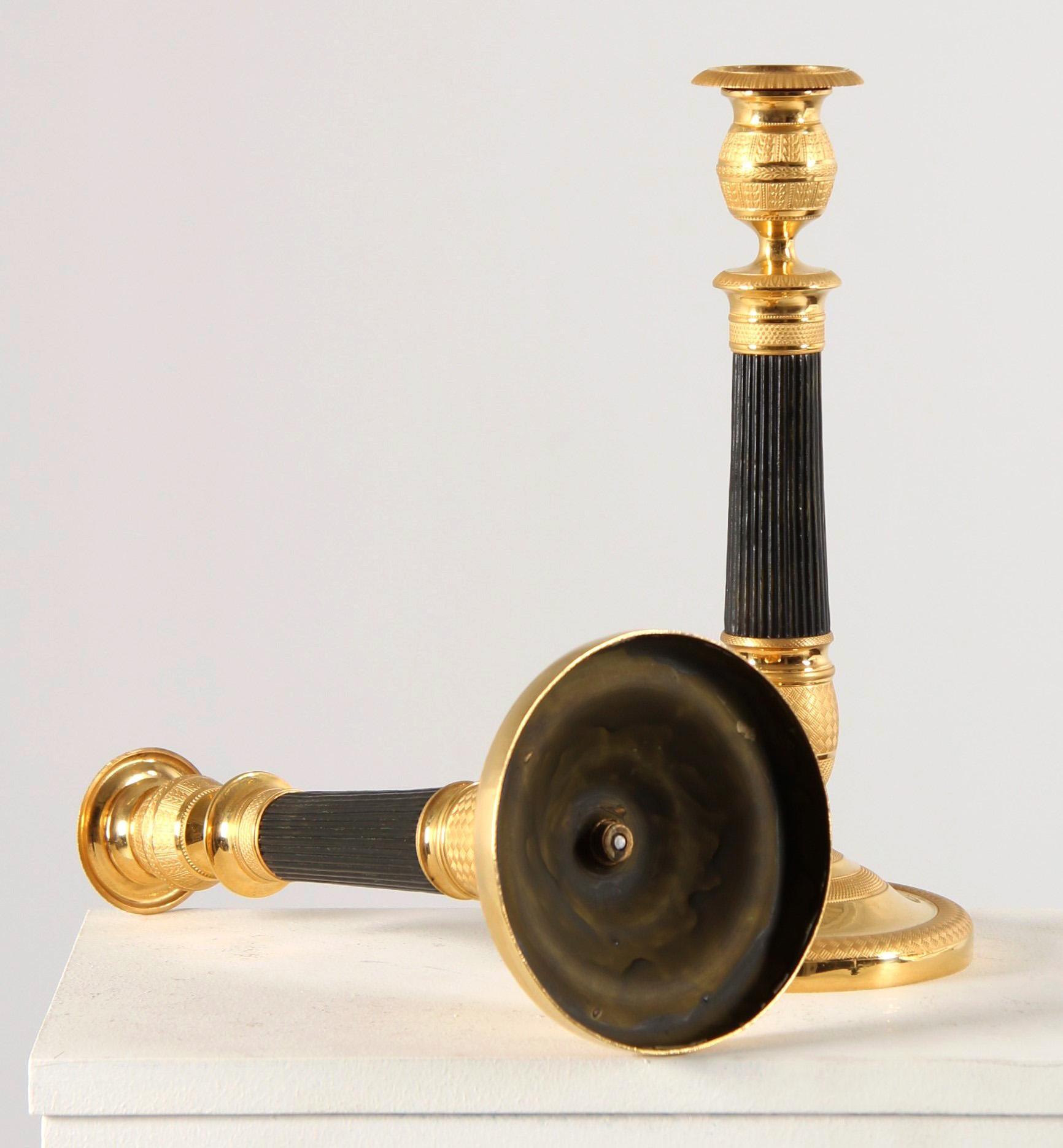 Inizio XIX secolo Coppia di candelieri francesi dell'inizio del XIX secolo, bronzo dorato, Epoque Empire in vendita