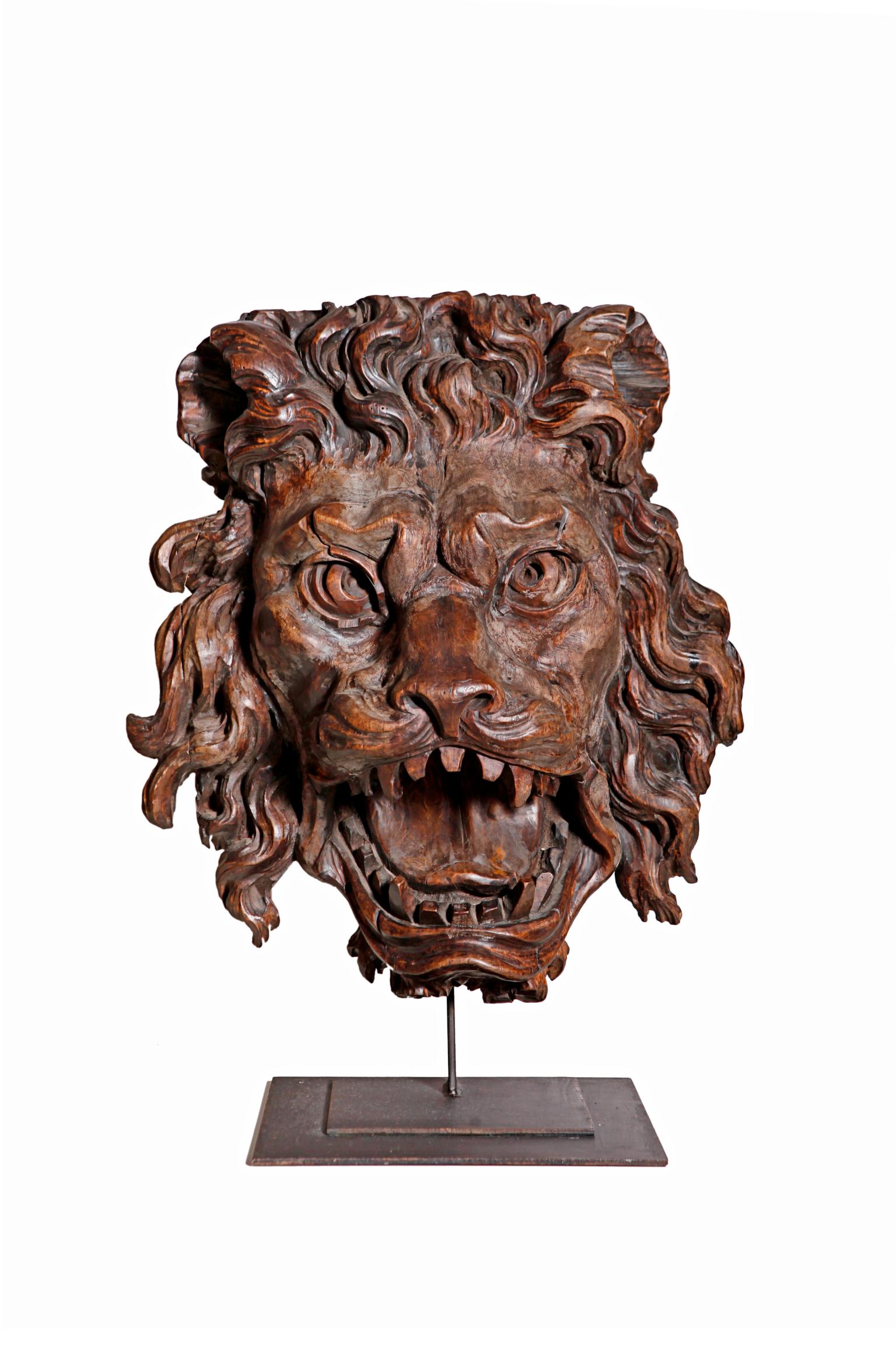 Pair of French Early 19th Century Carved Wood Lions For Sale 1