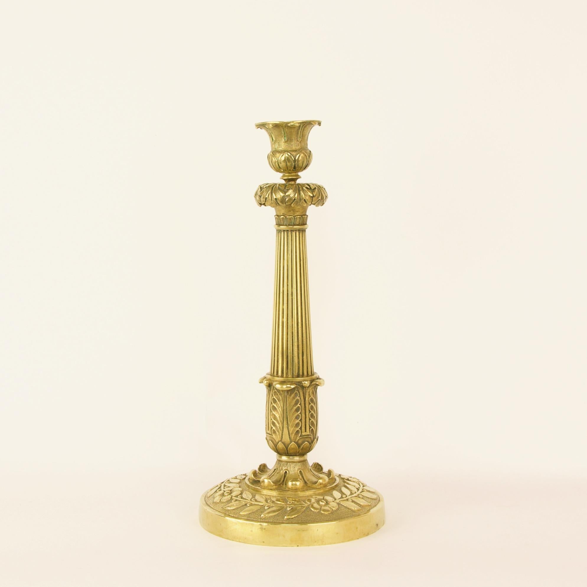 Paar französische Empire-Kerzenleuchter aus vergoldeter Bronze des frühen 19. Jahrhunderts, um 1820 (Vergoldet) im Angebot