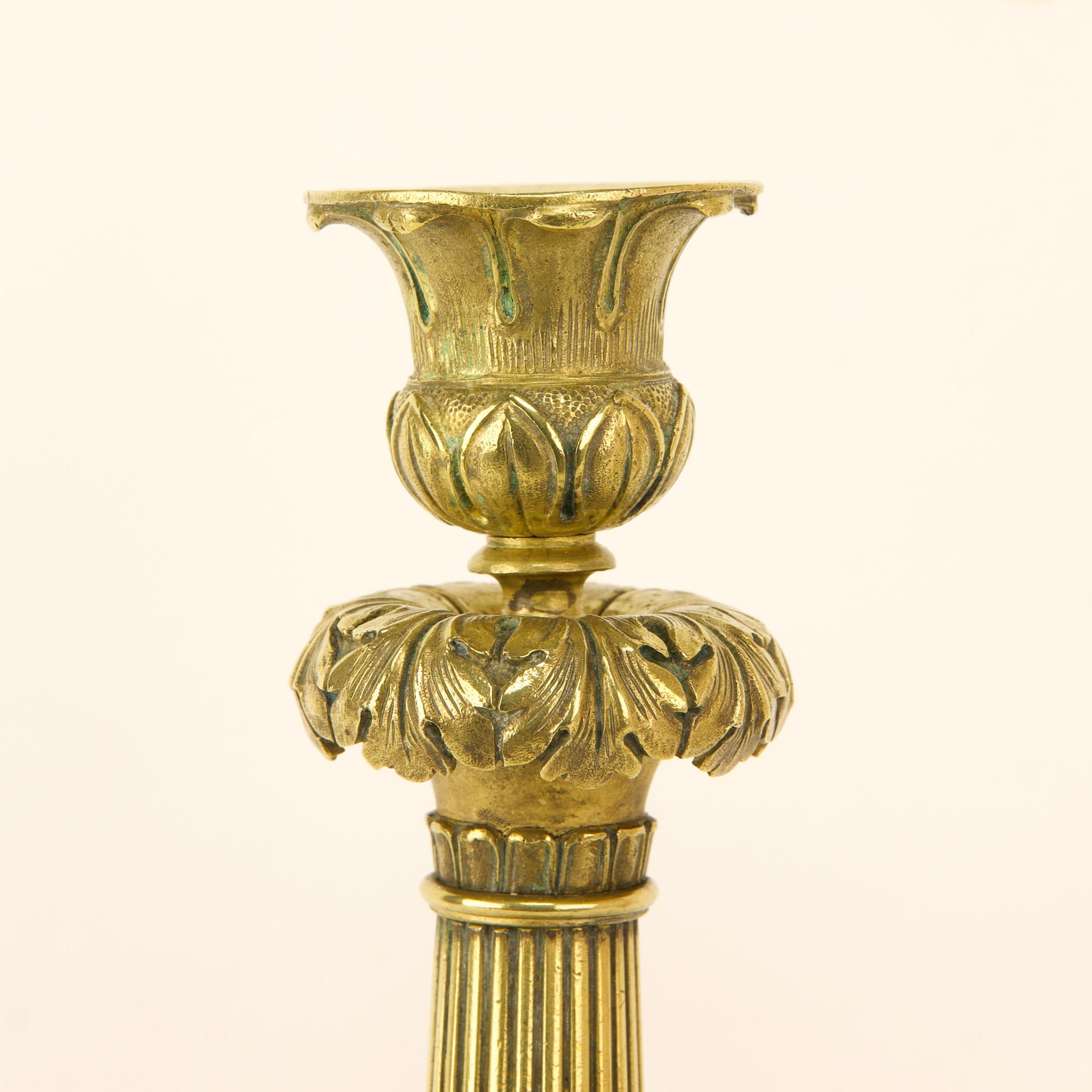 Dorato Coppia di candelieri impero francesi in bronzo dorato dell'inizio del XIX secolo, circa 1820 in vendita