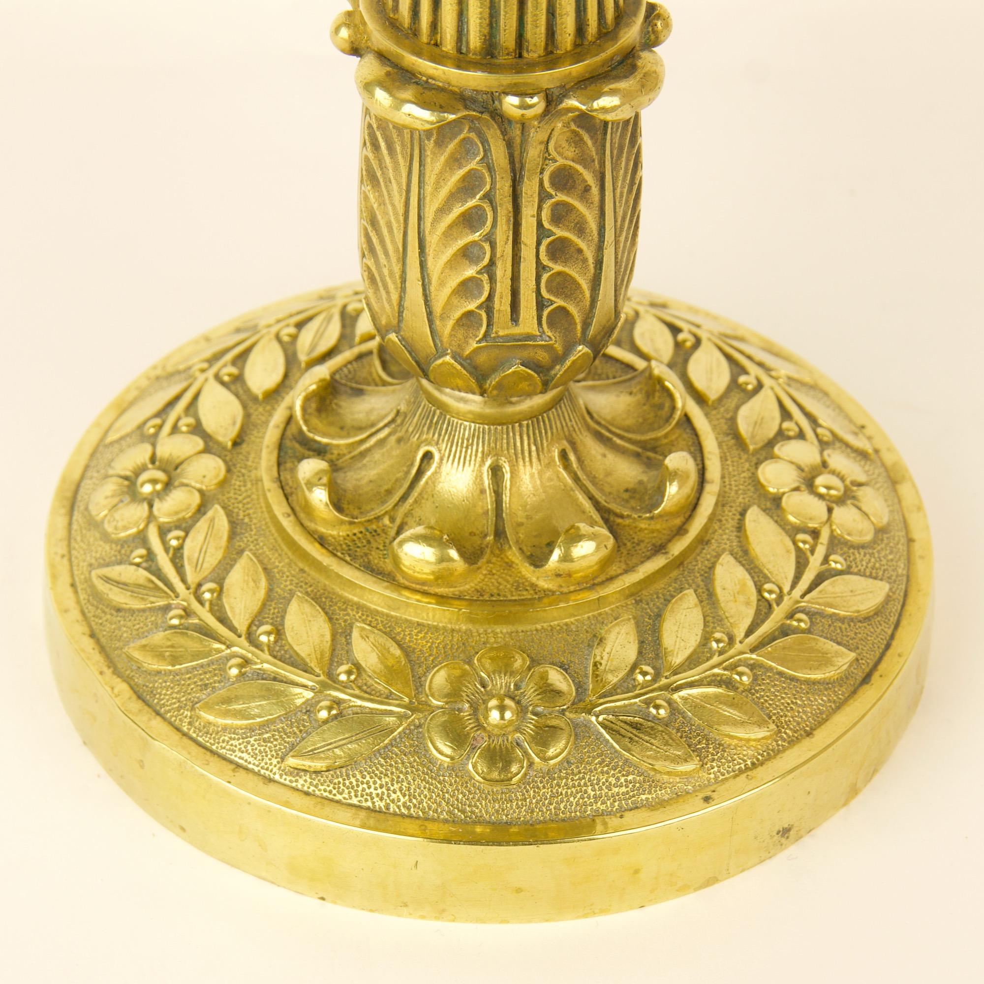 Paar französische Empire-Kerzenleuchter aus vergoldeter Bronze des frühen 19. Jahrhunderts, um 1820 (Frühes 19. Jahrhundert) im Angebot