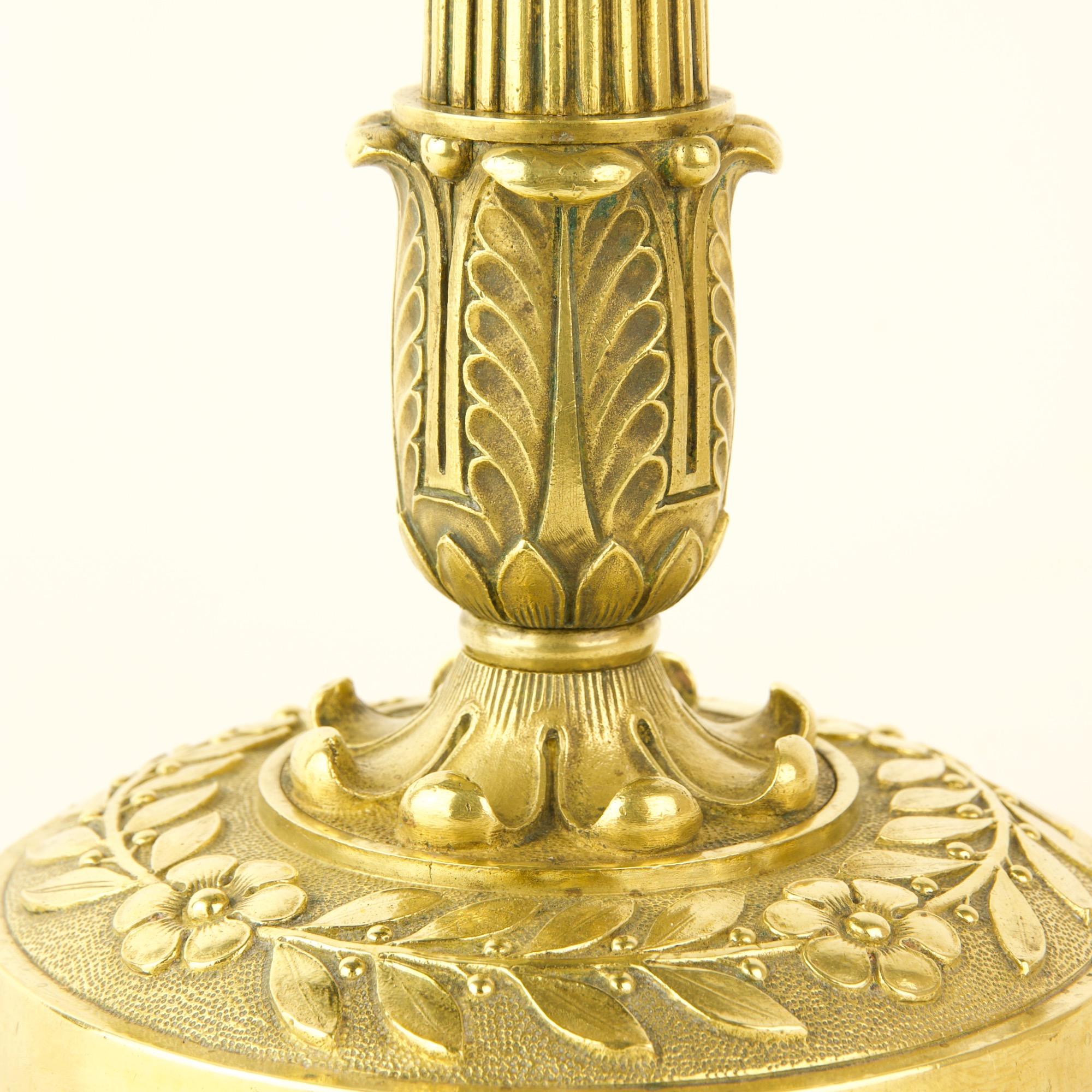 Inizio XIX secolo Coppia di candelieri impero francesi in bronzo dorato dell'inizio del XIX secolo, circa 1820 in vendita