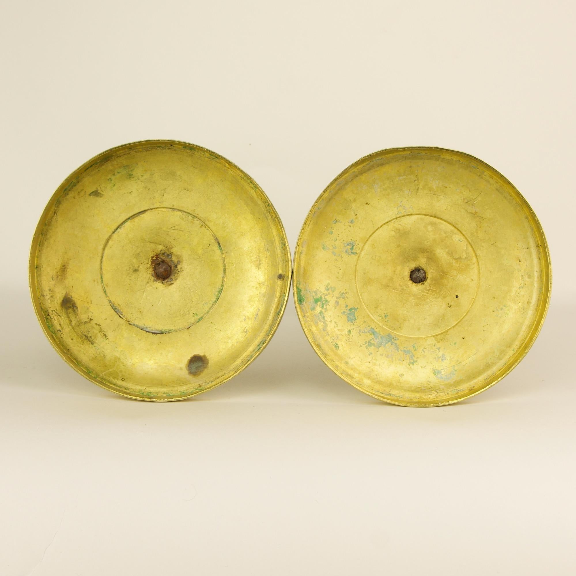 Paar französische Empire-Kerzenleuchter aus vergoldeter Bronze des frühen 19. Jahrhunderts, um 1820 im Angebot 3