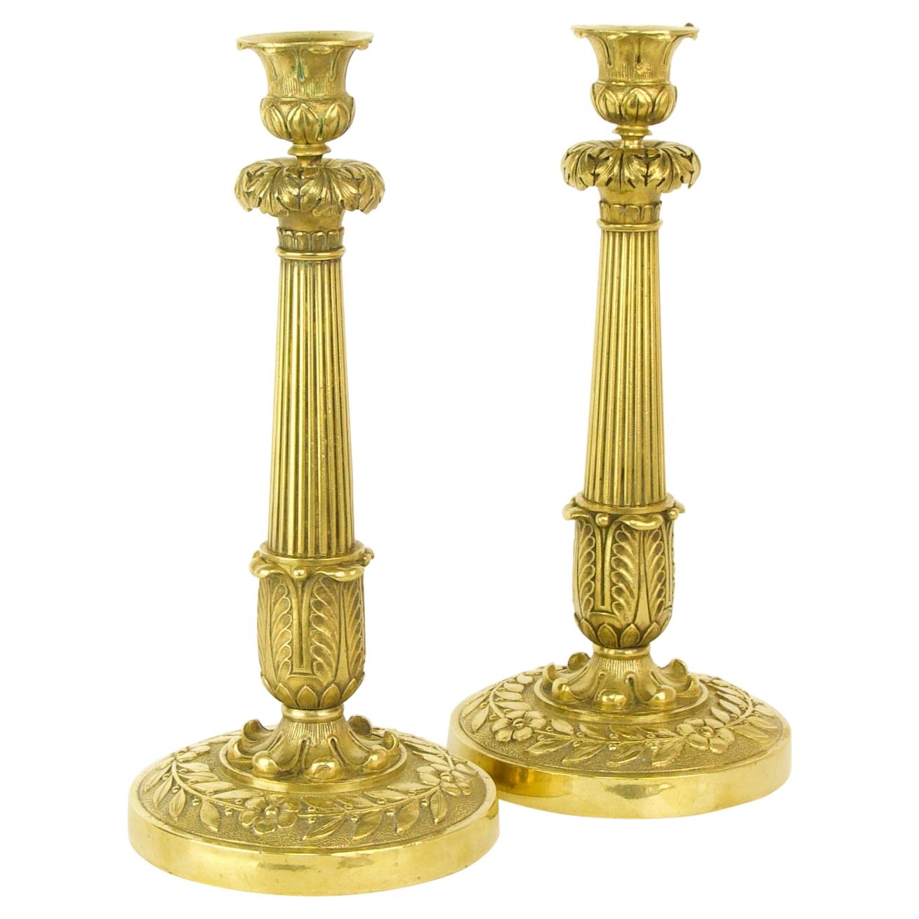 Paar französische Empire-Kerzenleuchter aus vergoldeter Bronze des frühen 19. Jahrhunderts, um 1820 im Angebot