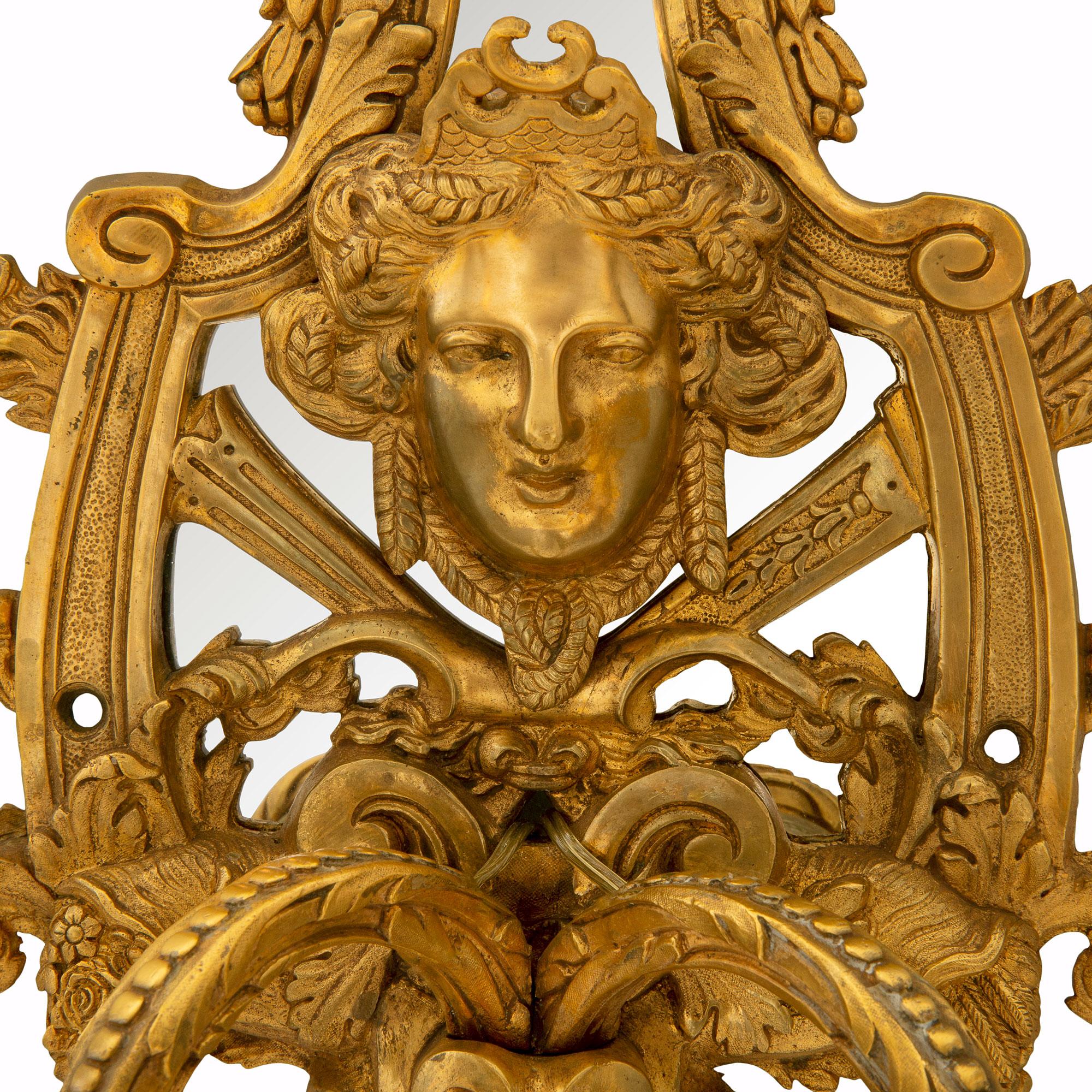 Pareja de candelabros franceses de ormolu de principios del siglo XIX de estilo Luis XIV Espejo en venta