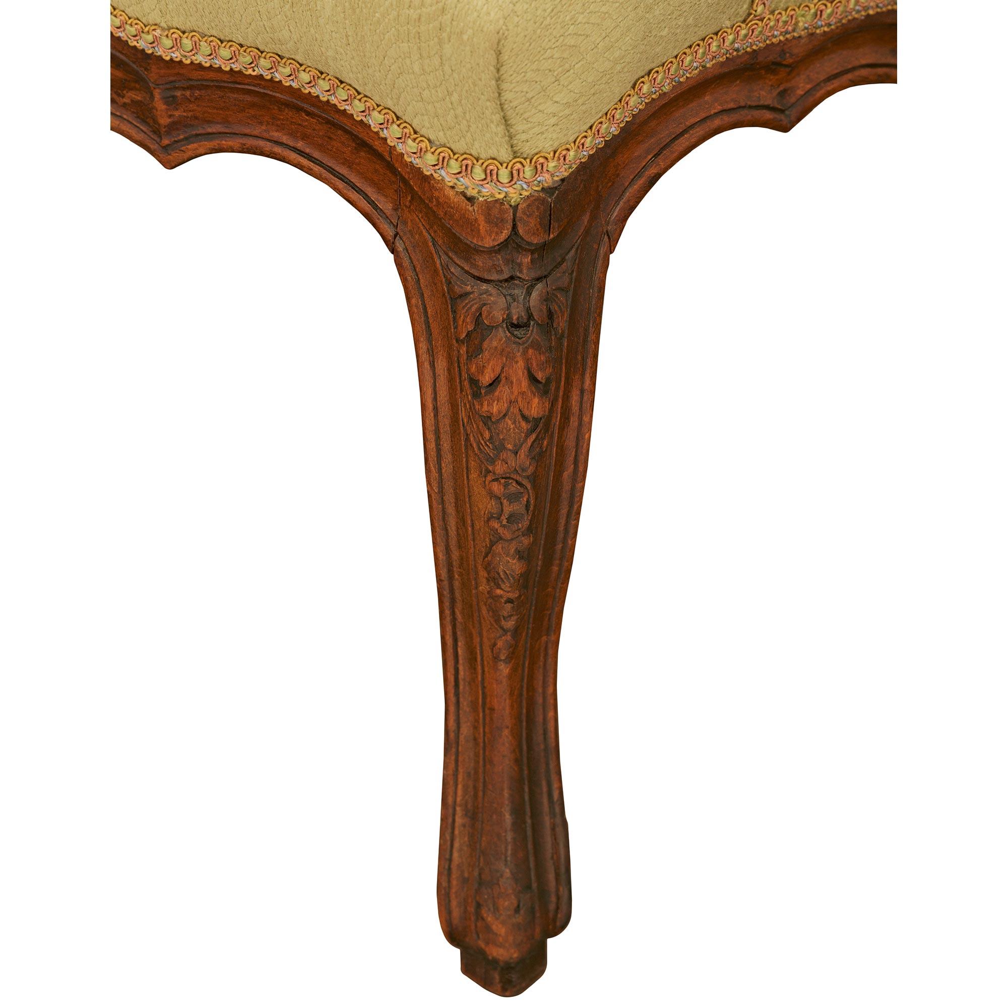 Paire de fauteuils Louis XV en noyer du début du 19e siècle en vente 5
