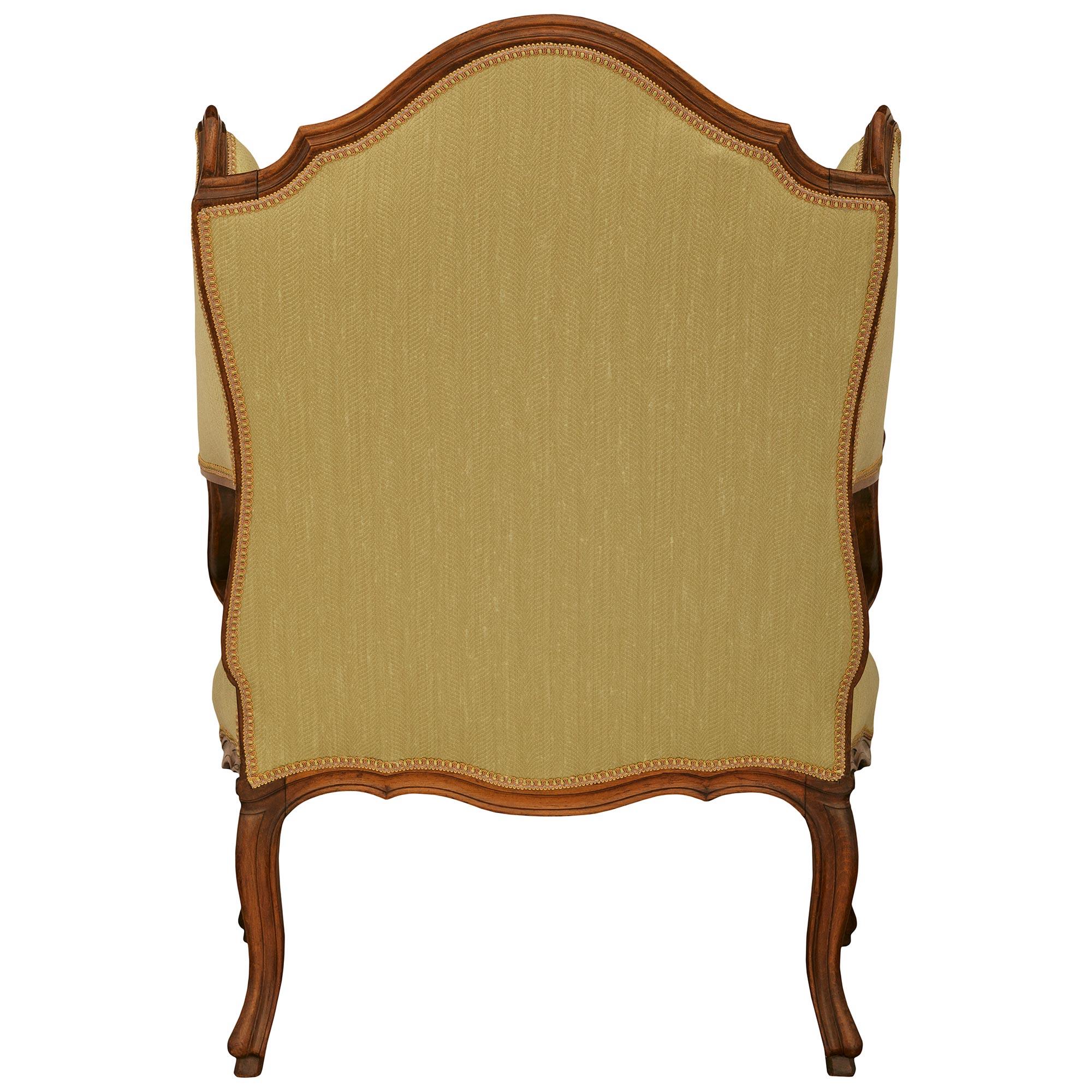 Paire de fauteuils Louis XV en noyer du début du 19e siècle en vente 6