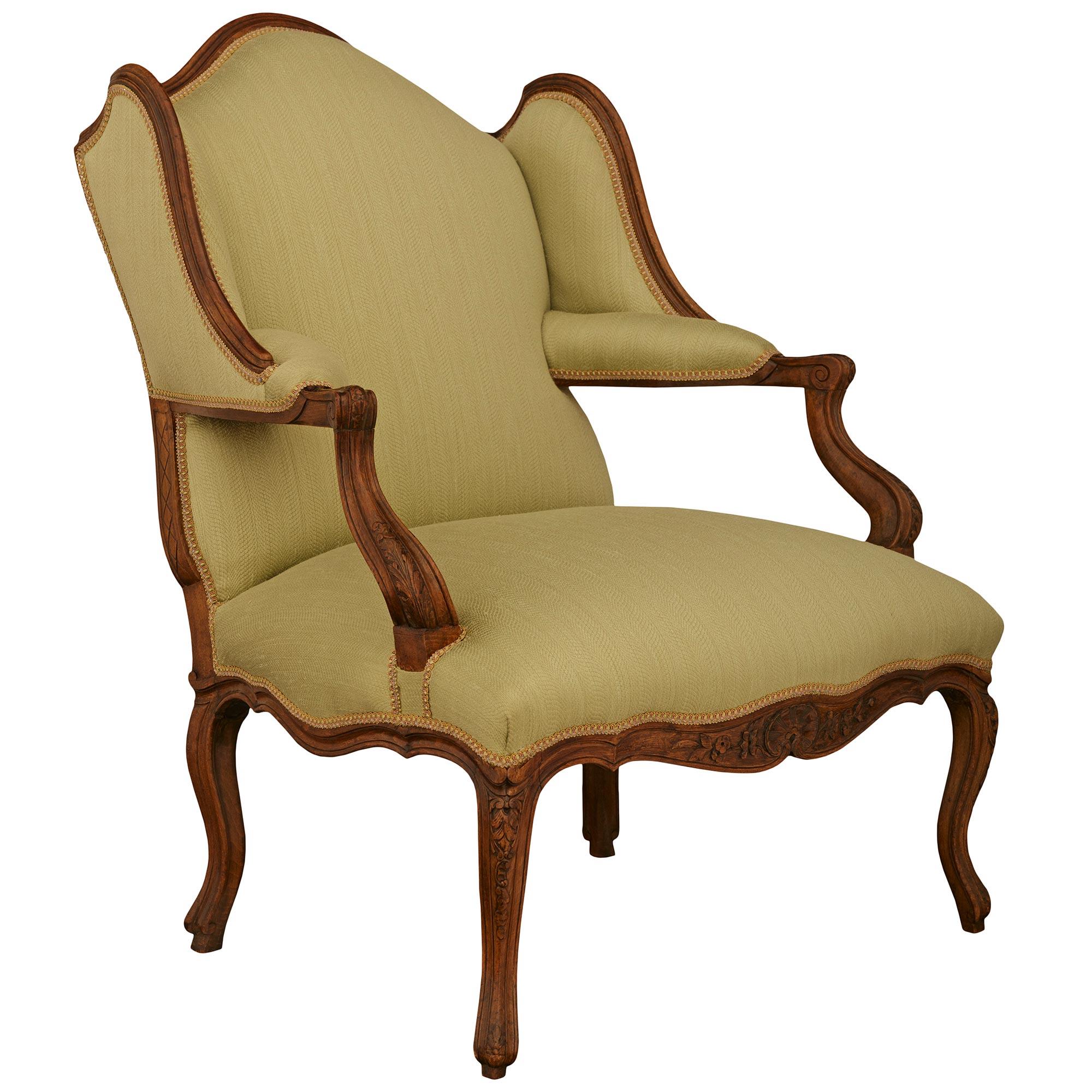 Français Paire de fauteuils Louis XV en noyer du début du 19e siècle en vente