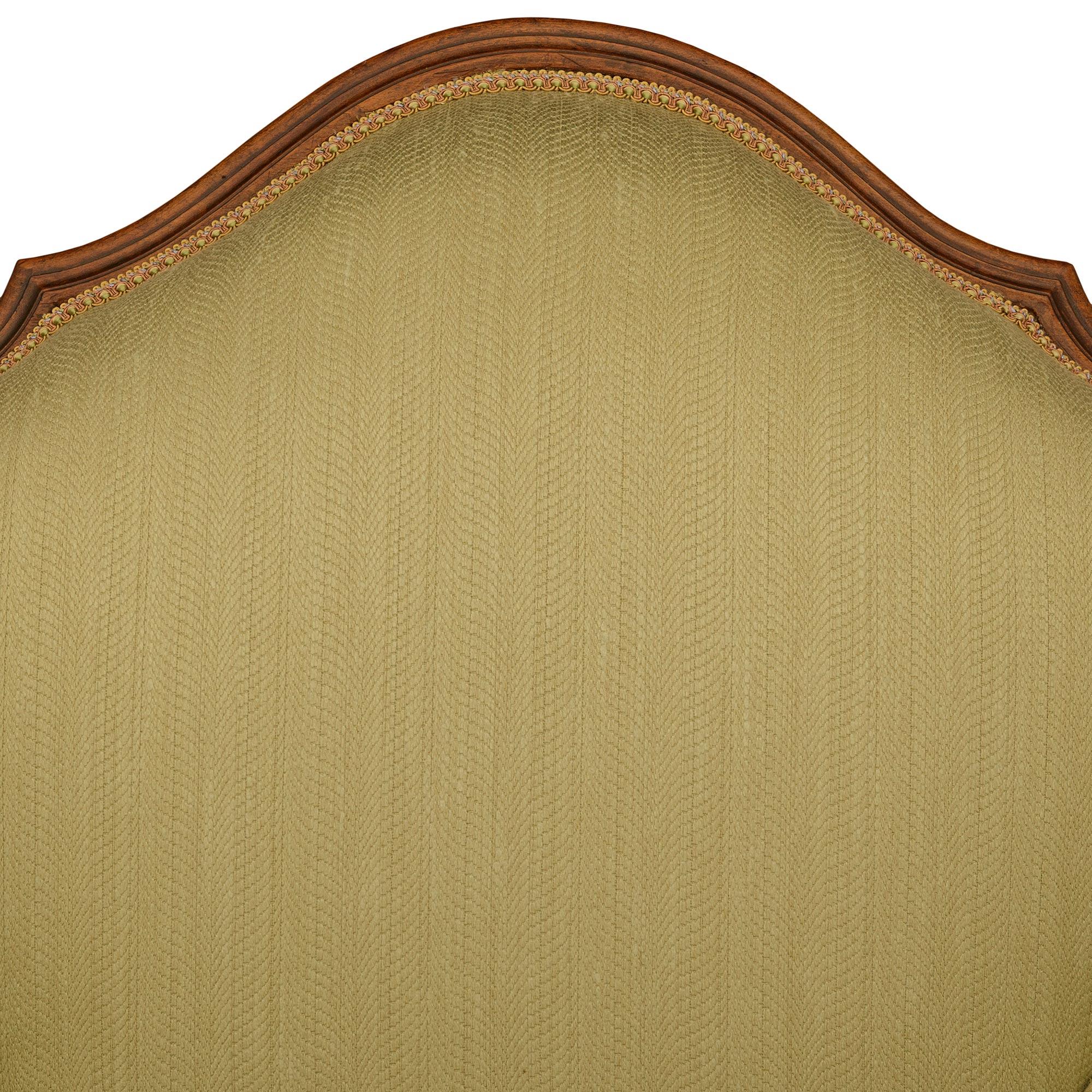 XIXe siècle Paire de fauteuils Louis XV en noyer du début du 19e siècle en vente