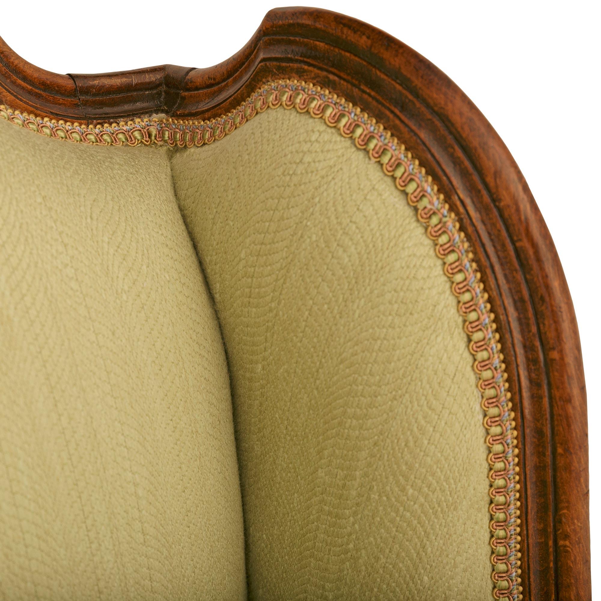 Tissu d'ameublement Paire de fauteuils Louis XV en noyer du début du 19e siècle en vente