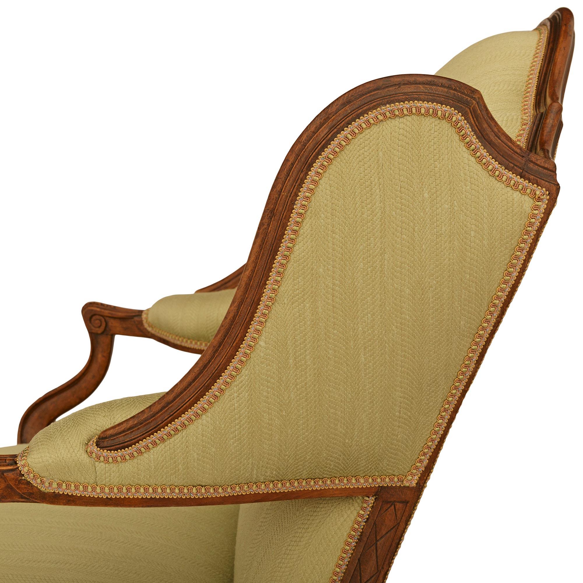 Paire de fauteuils Louis XV en noyer du début du 19e siècle en vente 1