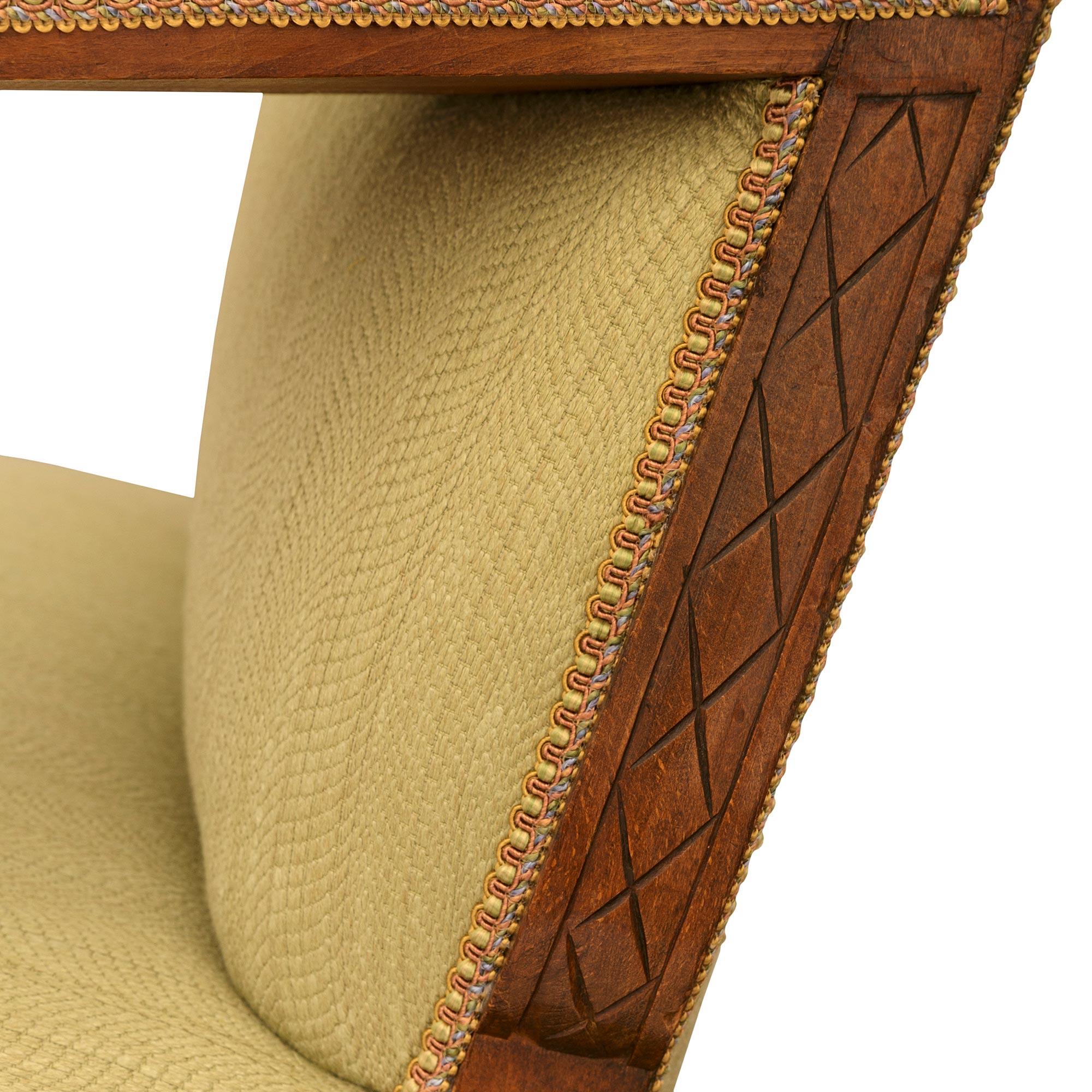 Paire de fauteuils Louis XV en noyer du début du 19e siècle en vente 2