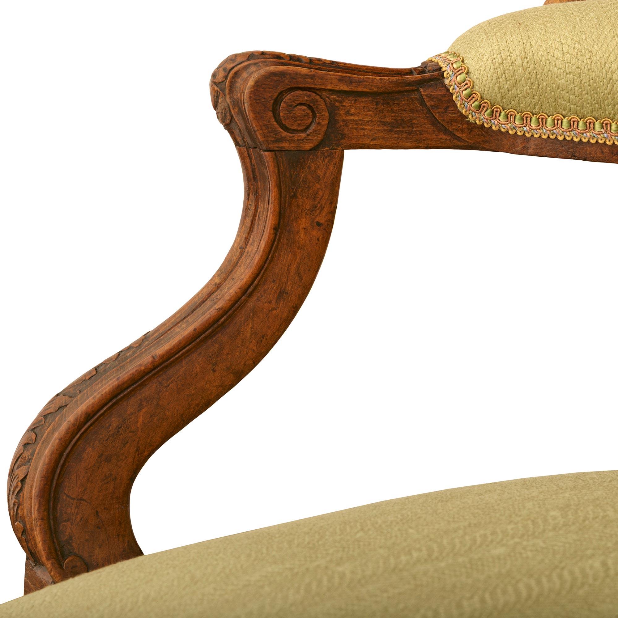 Paire de fauteuils Louis XV en noyer du début du 19e siècle en vente 3
