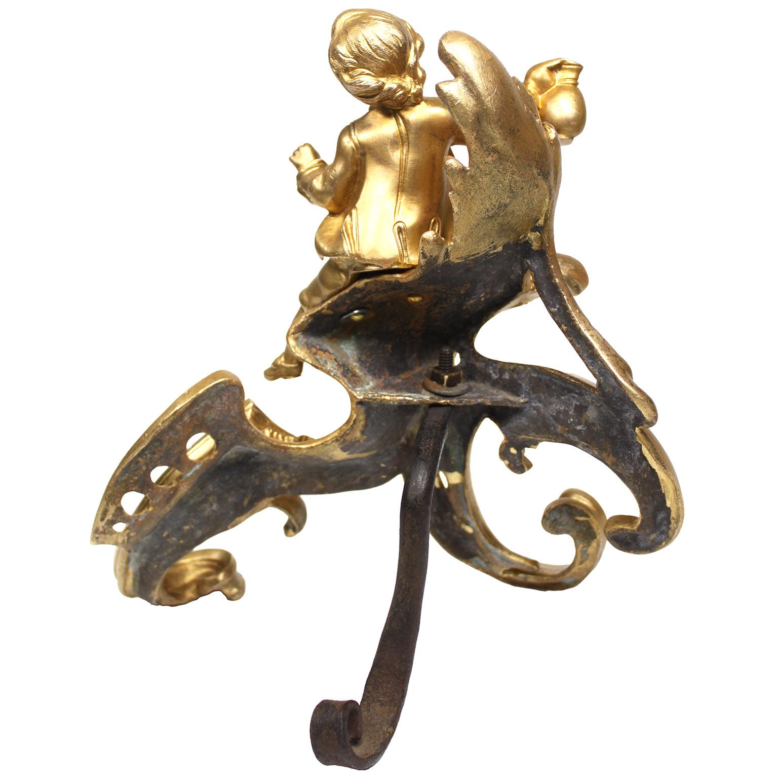 Paire d'andirons Chenets en bronze doré de style Louis XV du début du 19ème siècle en vente 3